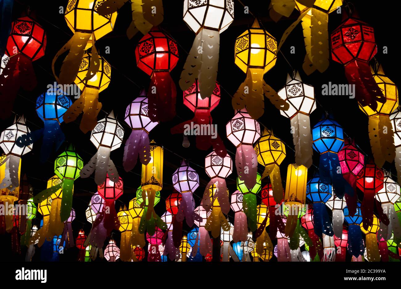 Bunte Papierlaternen oder Papier Lampe in Loi Krathong Festival auf Nacht Szene. Papierlaternen in Yi Peng Festival Stockfoto
