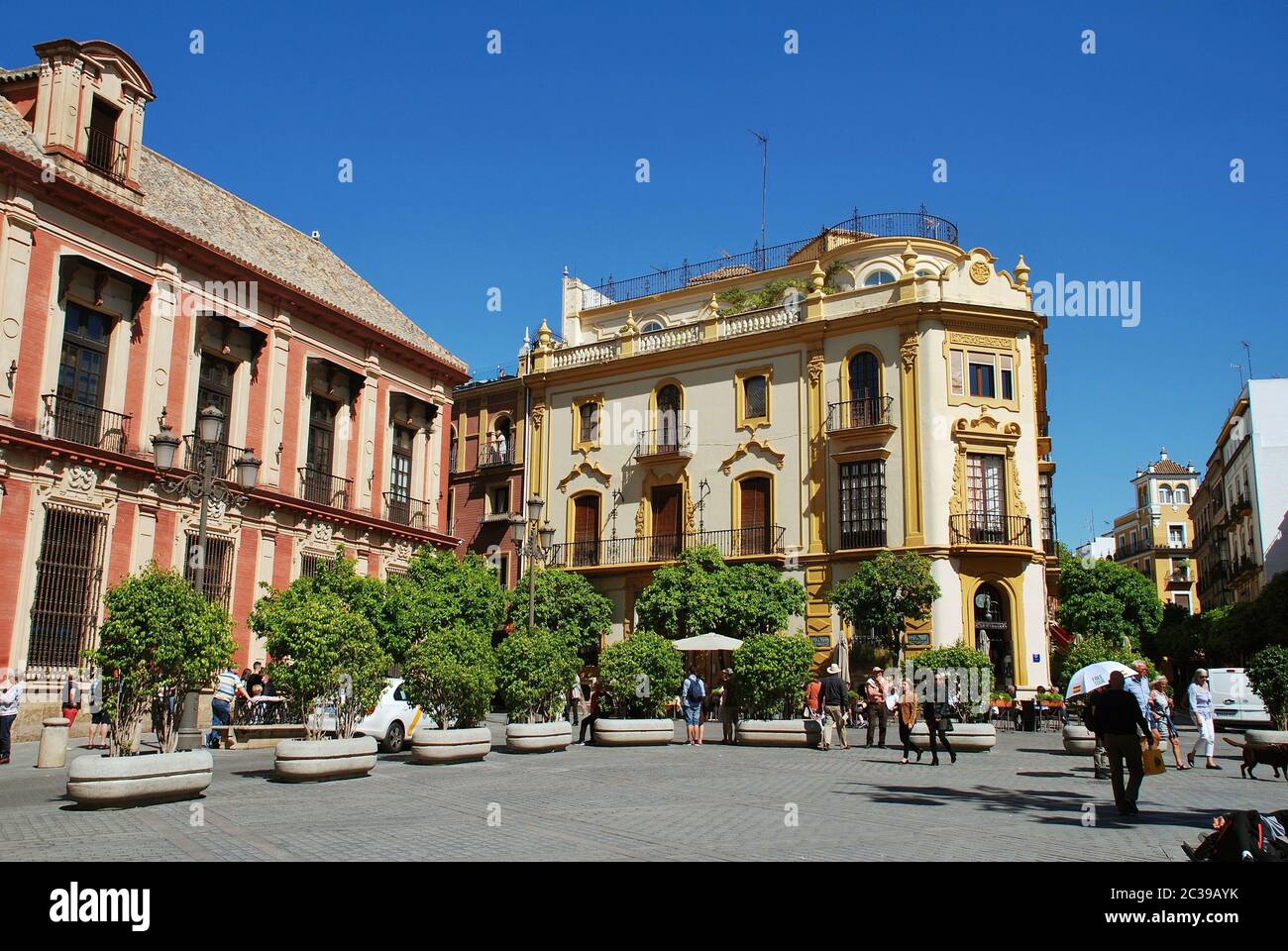 Die Plaza Virgen de los Reyes in Sevilla, Spanien am 3. April 2019. Der historische Platz befindet sich im Stadtteil Santa Cruz der Stadt. Stockfoto