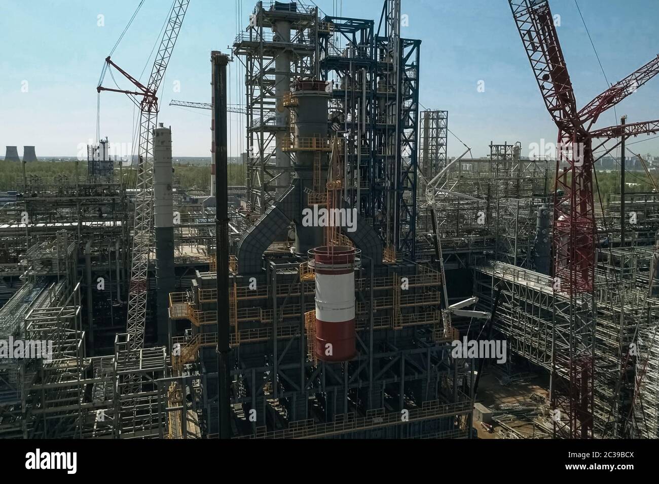 Bau einer petrochemischen Anlage, Installation von technologischen Anlagen Stockfoto
