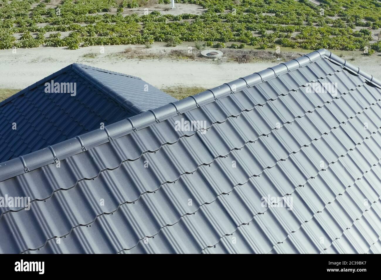Haus mit einem grauen Metalldach. Modernes Dach aus Metall. Wellblech Dach  und Metalldach Stockfotografie - Alamy