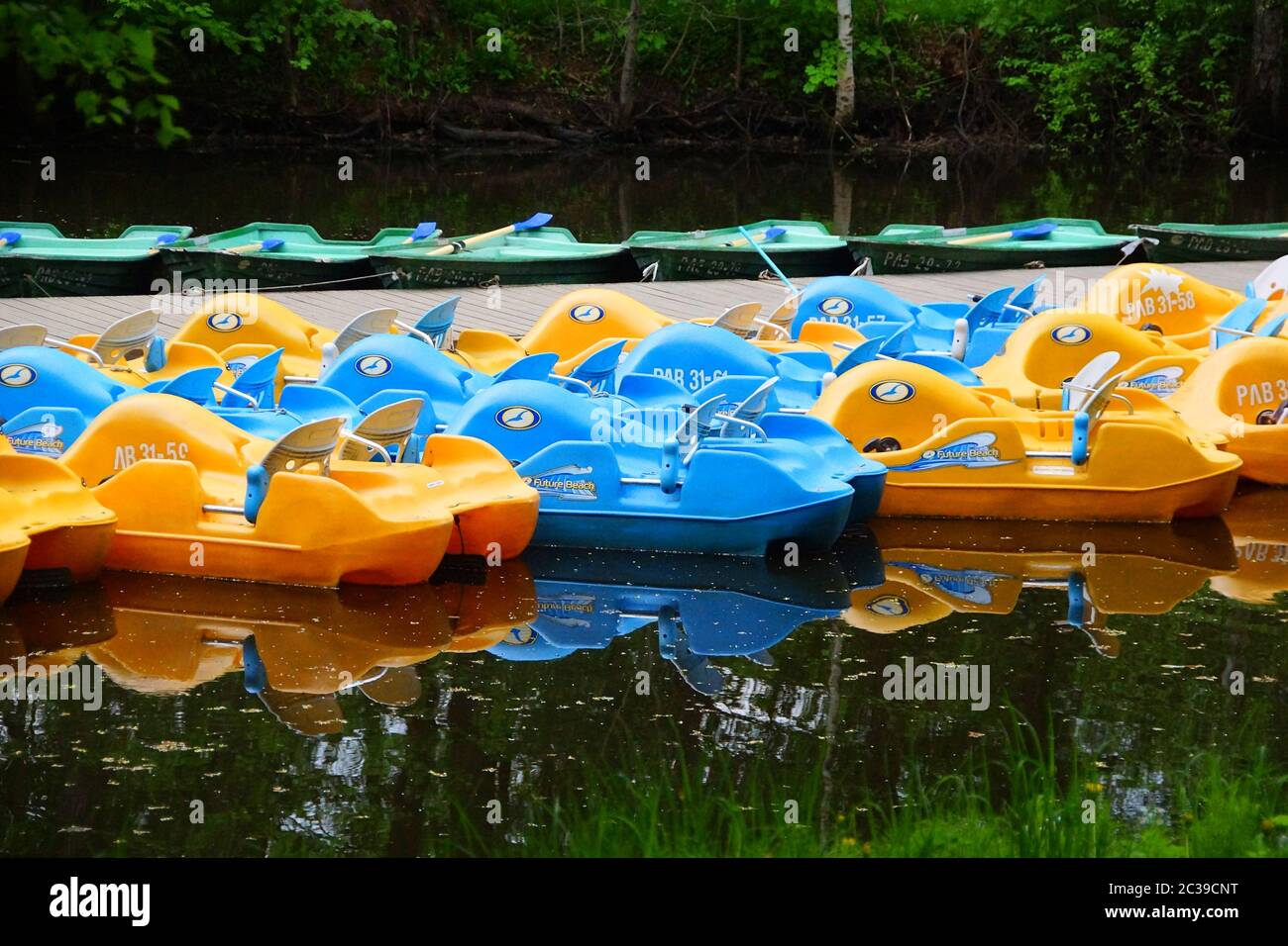 Parken Kunststoff-Ausflugsboote auf Krestowski Insel Stockfoto