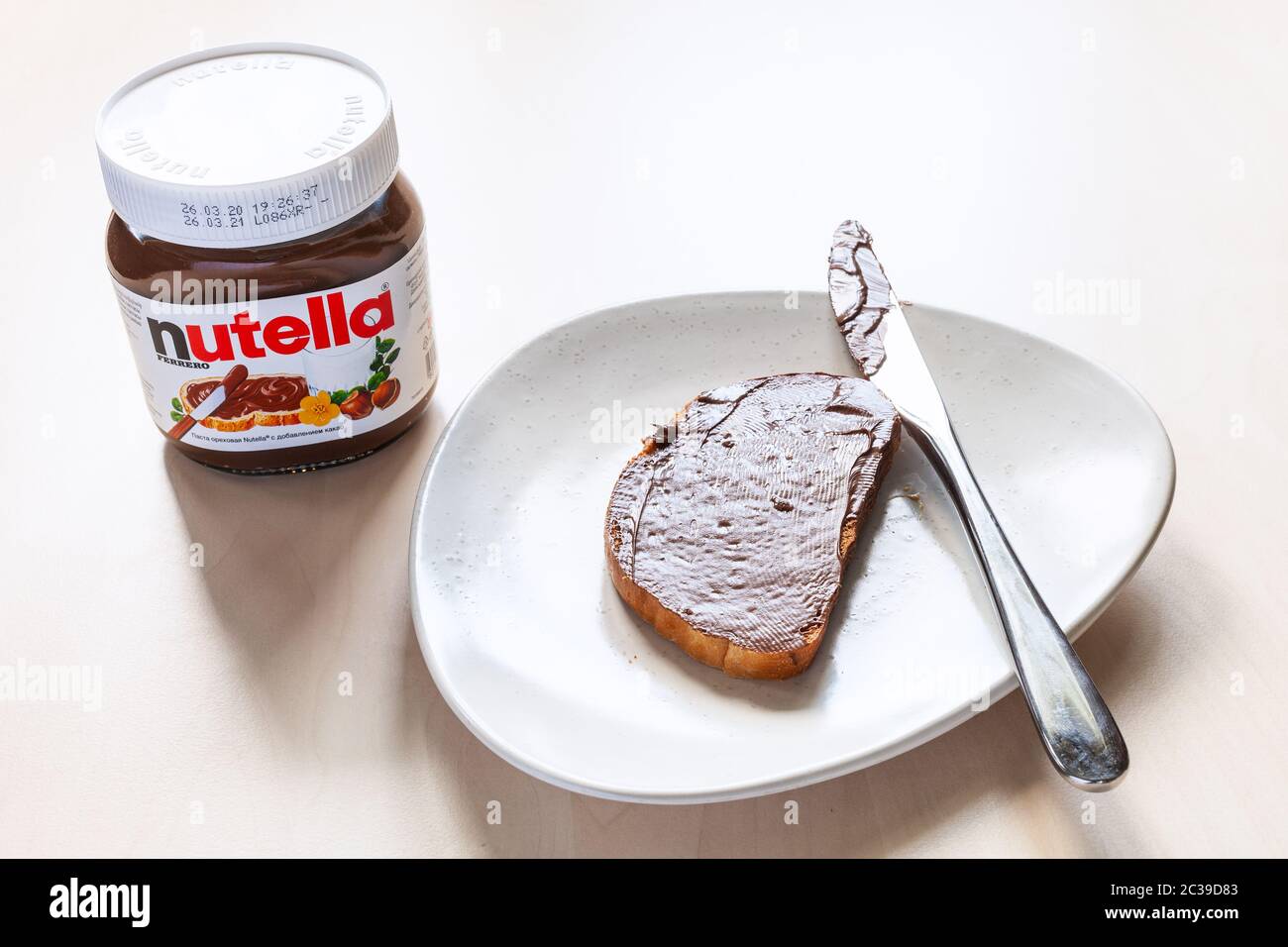 MOSKAU, RUSSLAND 16. JUNI 2020 Glas Nutella und Toast mit gesüßtem