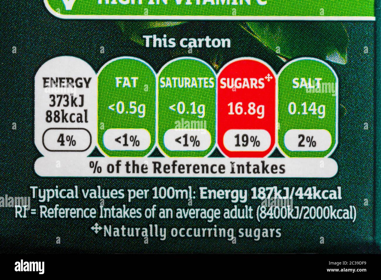 Nährwertangaben Ampelsystem Kennzeichnung mit farbcodiertem System auf Karton von Sainsburys SO Bio Orangensaft aus Konzentrat Getränk Stockfoto