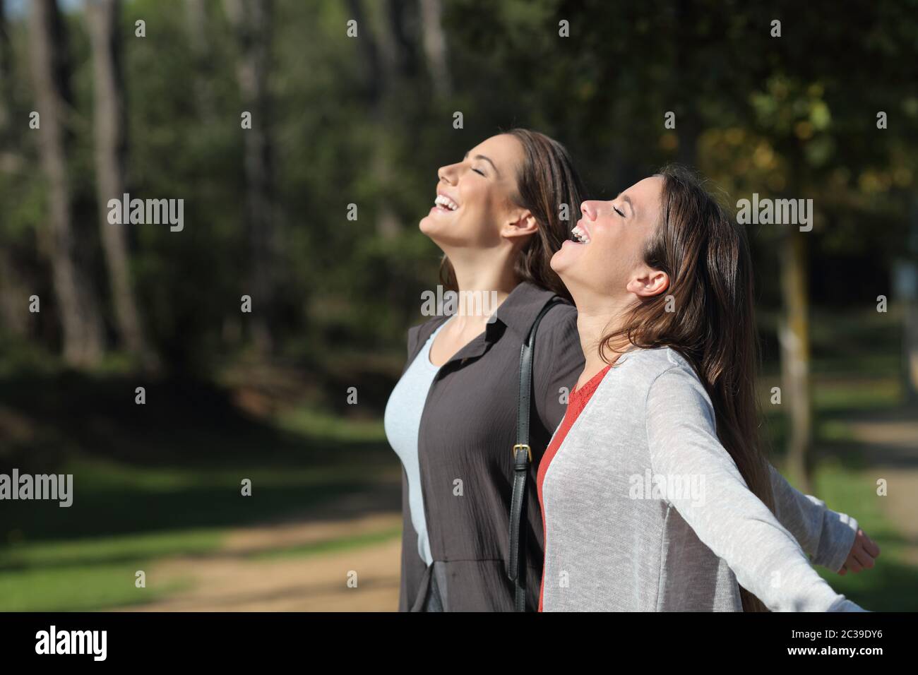 Seitenansicht Portrait von zwei glückliche Freunde frische Luft zusammen in einem Park Stockfoto