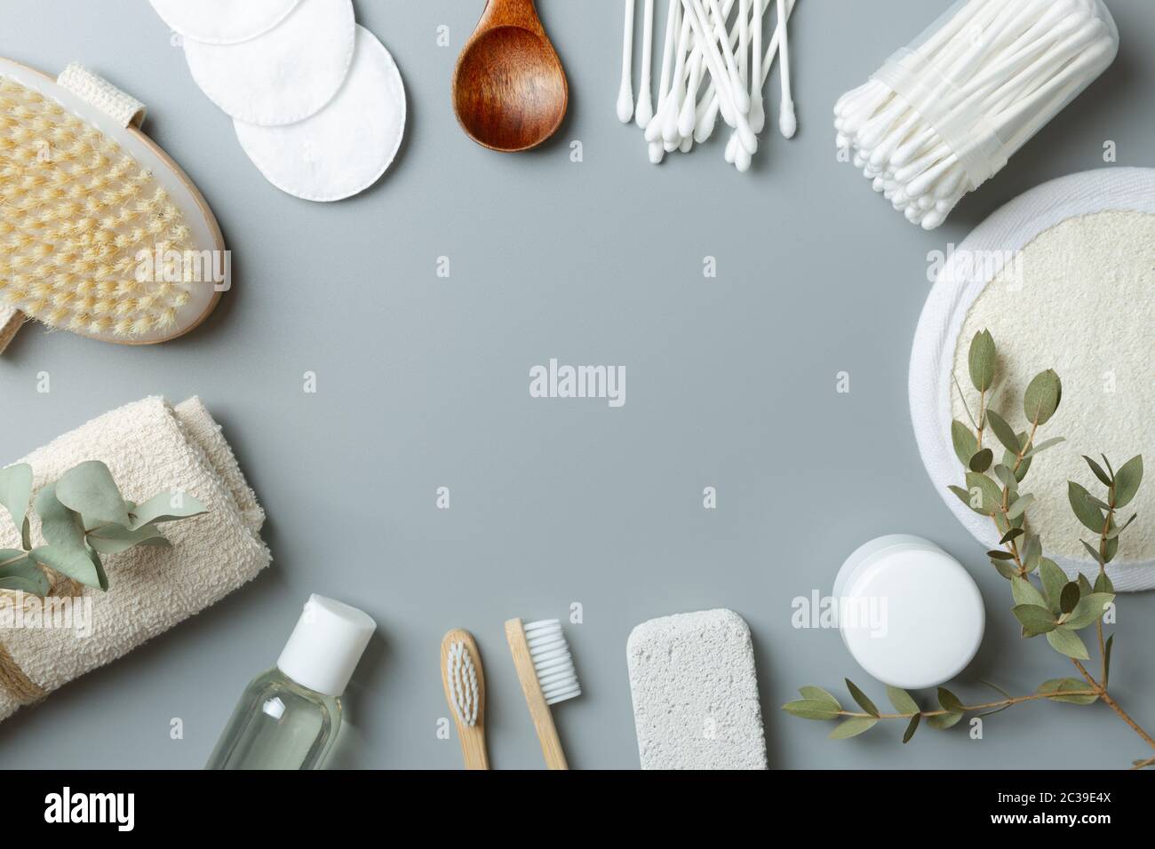 Ökologische Beauty Care Produkte auf grauem Hintergrund. Bambus Zahnbürste, Handtuch, Ohrhörer Stockfoto Ökologische Beauty Care Produkte auf grauem Hintergrund. Bambus Zahnbürste, Handtuch, Ohrhörer Stockfoto