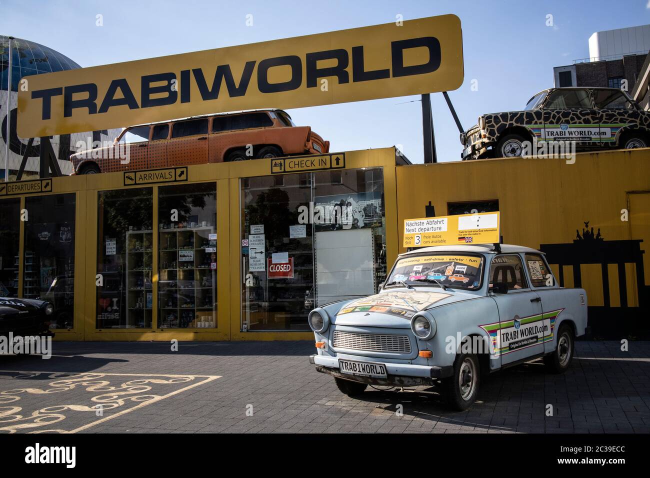 Trabi World Klassiker Trabant osteuropäisches Automuseum in der Nähe der Berliner Mauer, die noch einen Teil der Straße besetzt, Deutschland Stockfoto