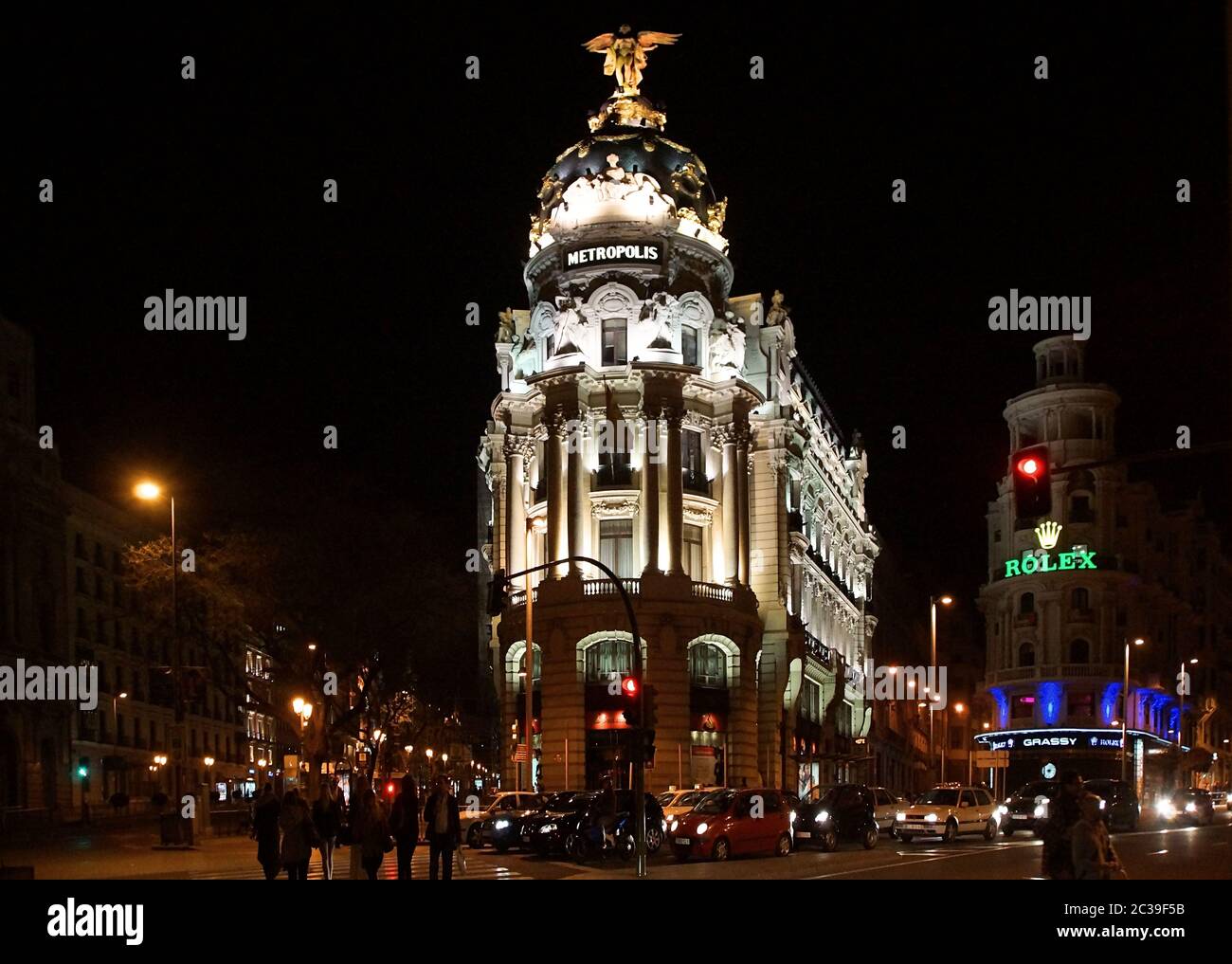 Abend in Madrid und dem Metropolgebäude an der Gran Vía Stockfoto