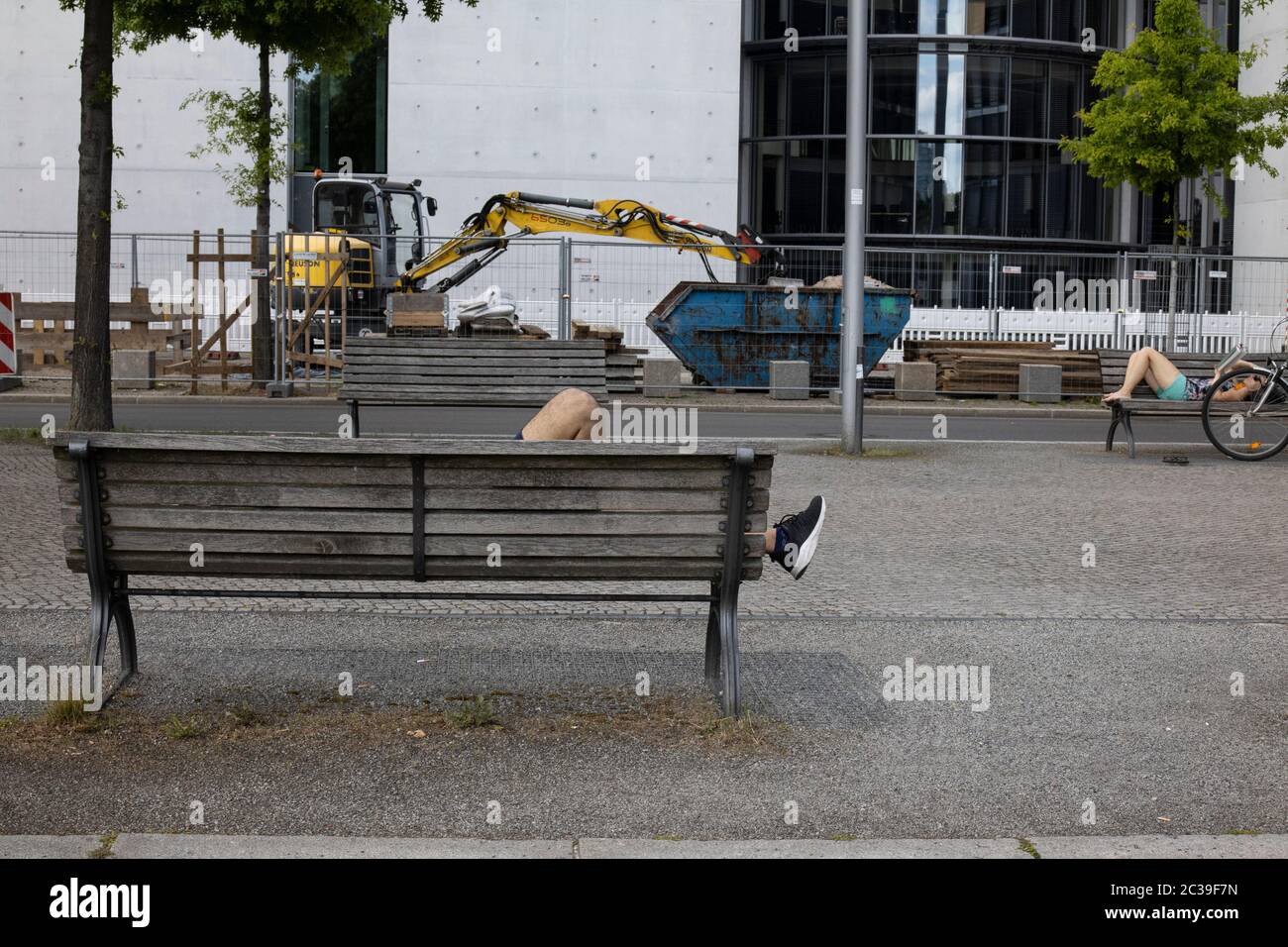 Deutsche entspannen sich auf Bänken neben dem Paul-Löbe-Gebäude, Stockfoto