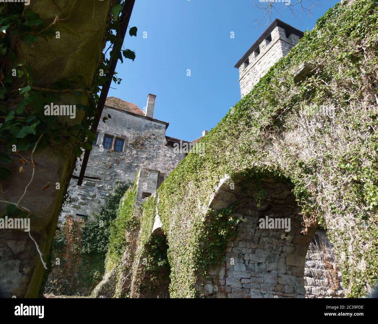 Festungsmauer mit Torbogen eines Schlosskomplexes aus dem frühen Mittelalter Stockfoto
