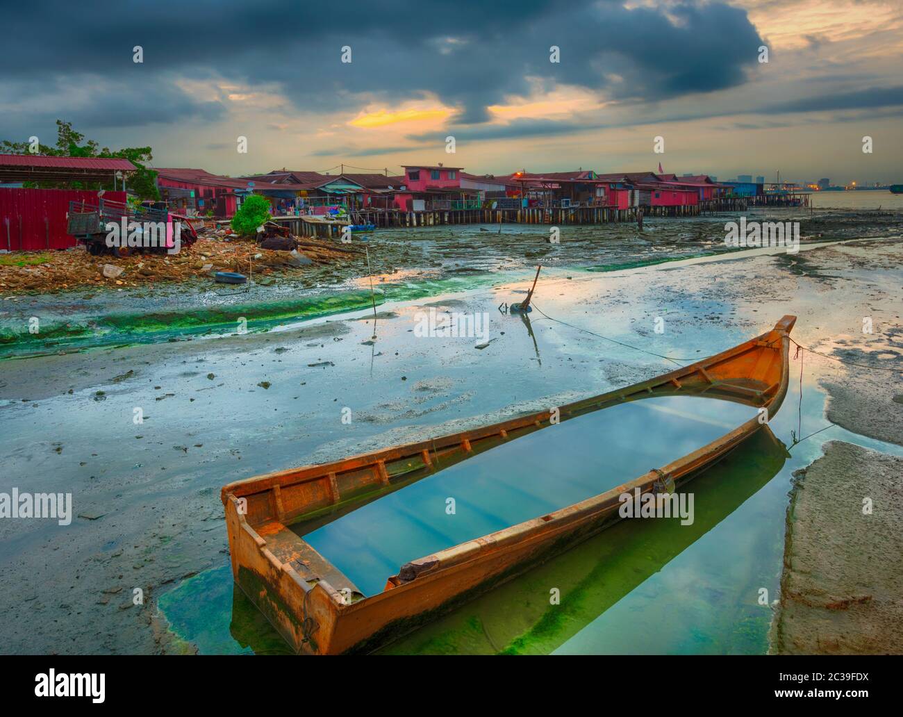 Schöne Sicht auf den Sonnenaufgang in Penang. Boot auf den Vordergrund. Malaysia Stockfoto