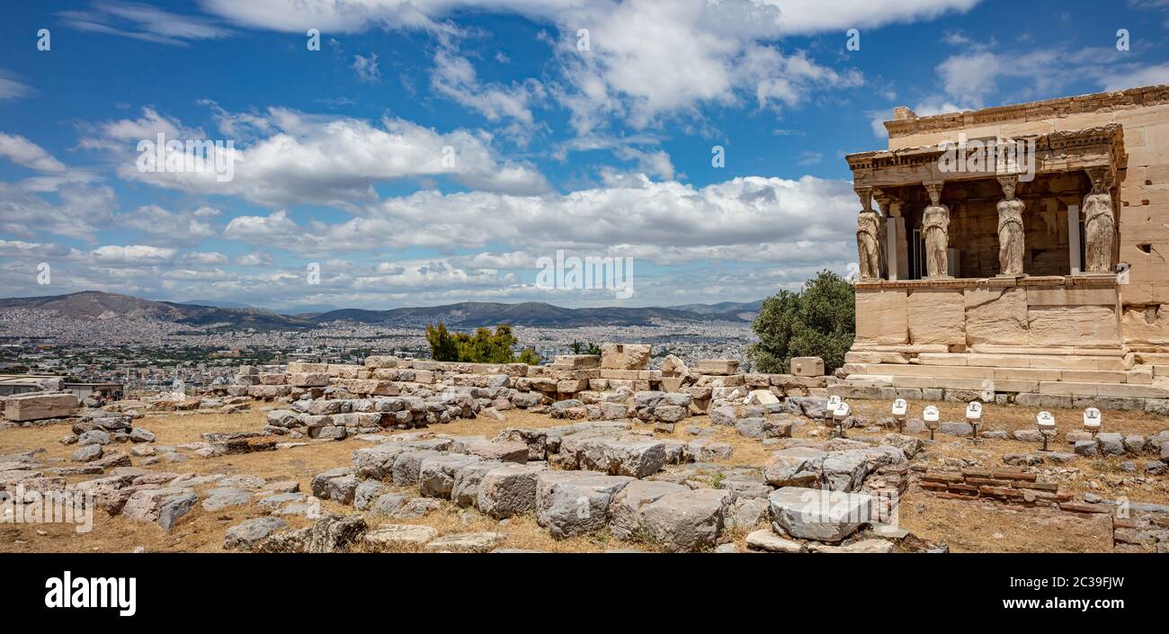 Akropolis von Athen, Griechenland Wahrzeichen. Erechtheum, Erechtheion mit Caryatides-Veranda, antike griechische Ruinen, blauer Himmel im Frühling sonniger Tag. Stockfoto