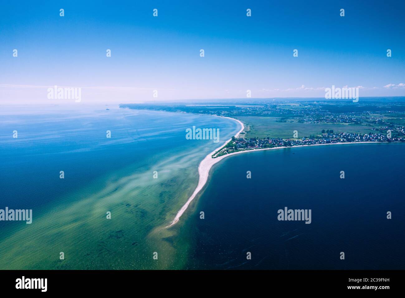 Rewa, Polen. Luftaufnahme des Isthmus Rewski im Sommer an der Ostsee in Rewa, pommersche Woiwodschaft, Polen. Stockfoto