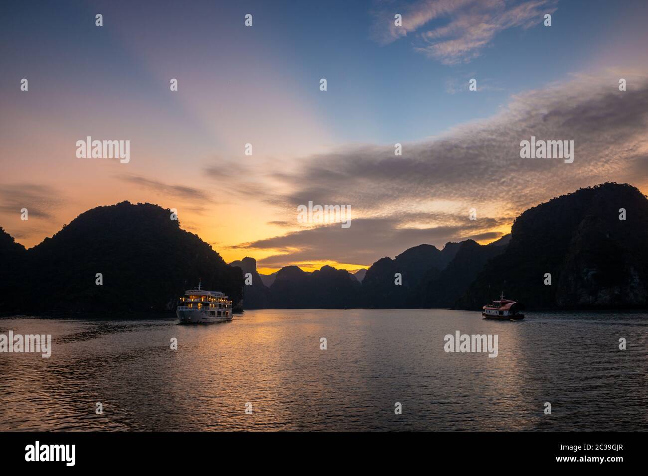 Sonnenuntergang an der Halong Bay Vietnam Stockfoto