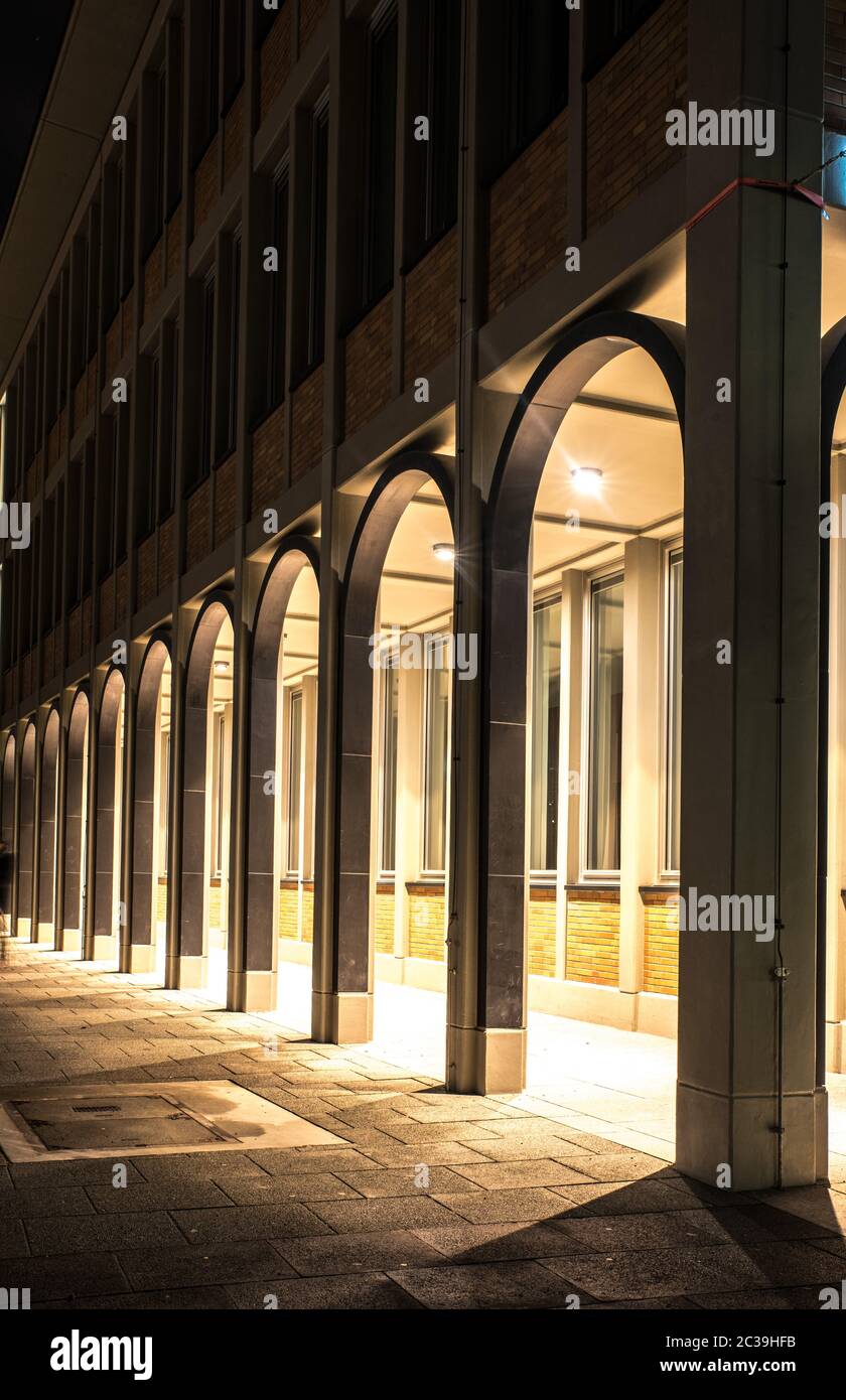 Gebogene arcade eines mehrstöckigen Haus in der Nacht mit Beleuchtung Stockfoto