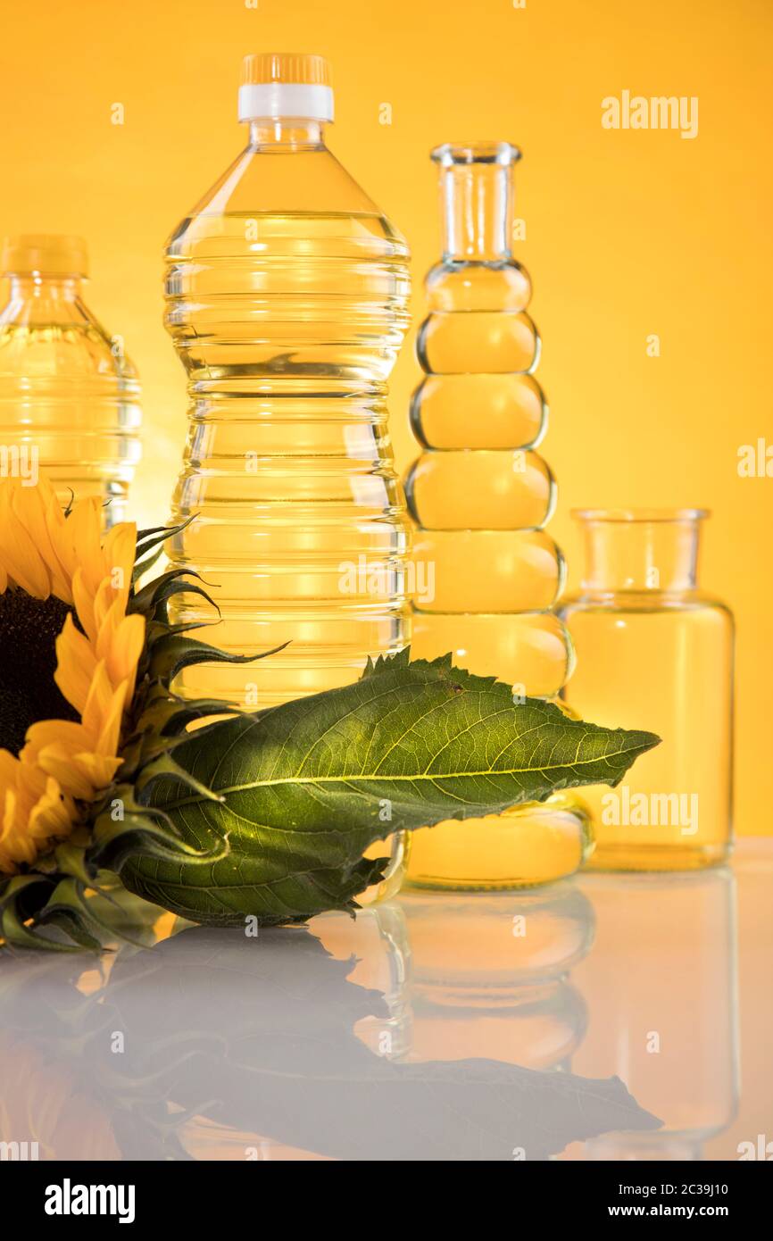 Sonnenblumenöl, Speiseöle, Flaschen Hintergrund Stockfoto