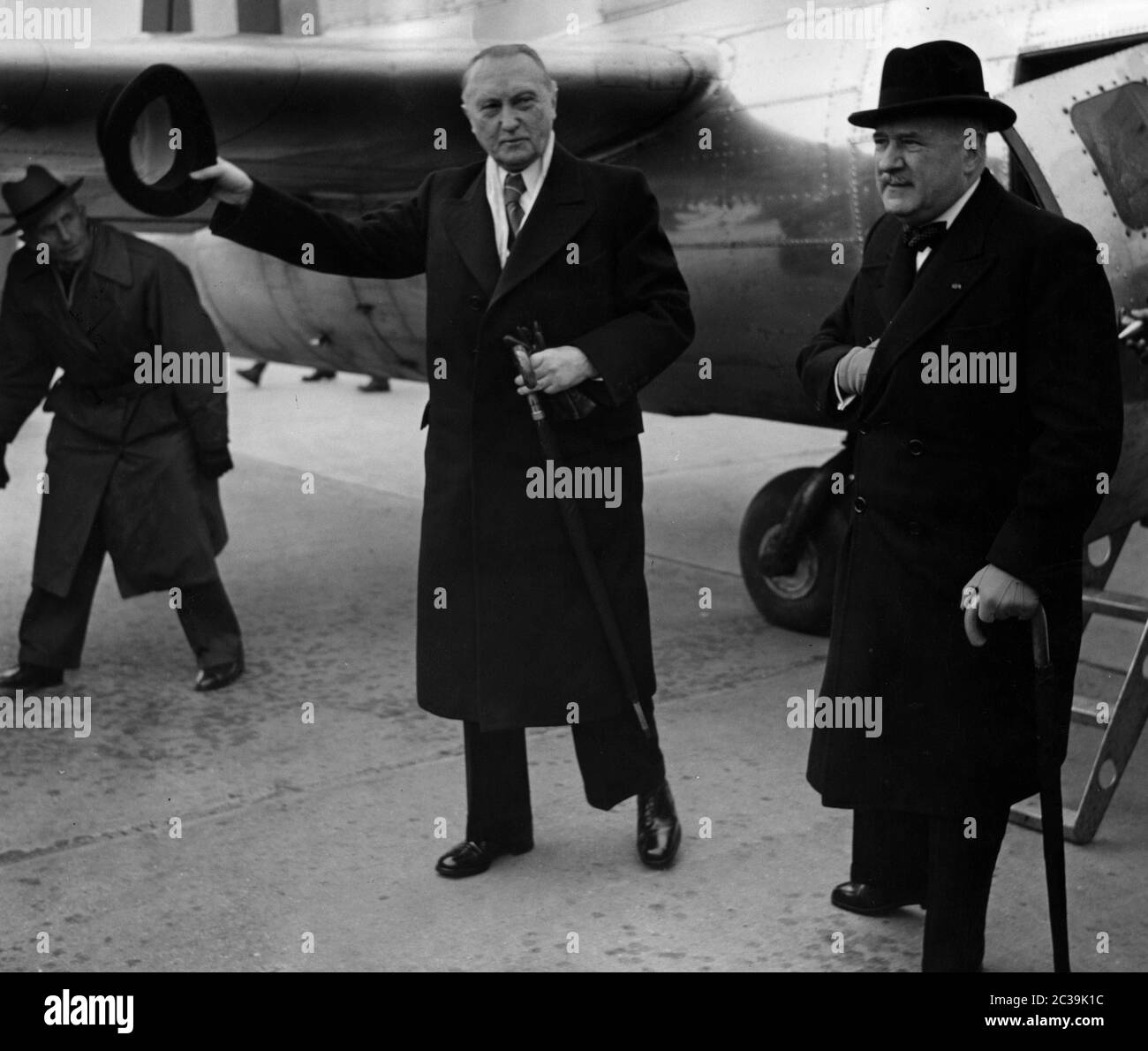 Bundeskanzler Konrad Adenauer am Flughafen Orly in Paris. Rechts der französische Hochkommissar in Deutschland, Andre Francois-Poncet. Stockfoto