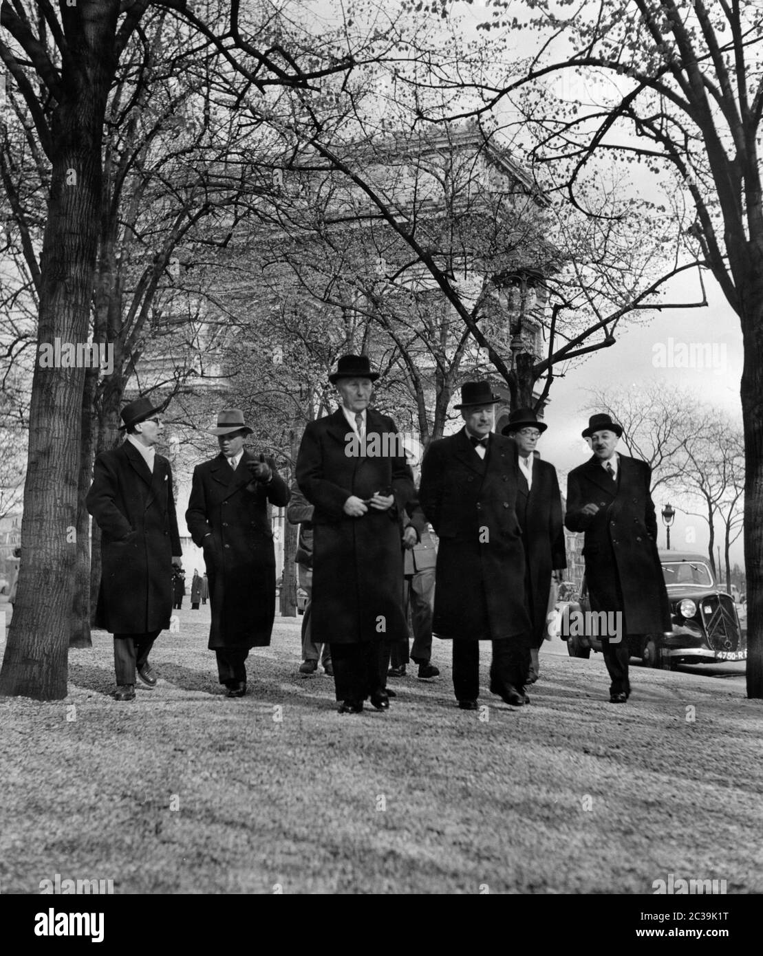 Bundeskanzler Konrad Adenauer und der französische Diplomat Andre Francois-Poncet auf dem Weg vom Triumphbogen zum Bois de Boulogne in Paris. Sie werden von einigen Männern begleitet. Stockfoto