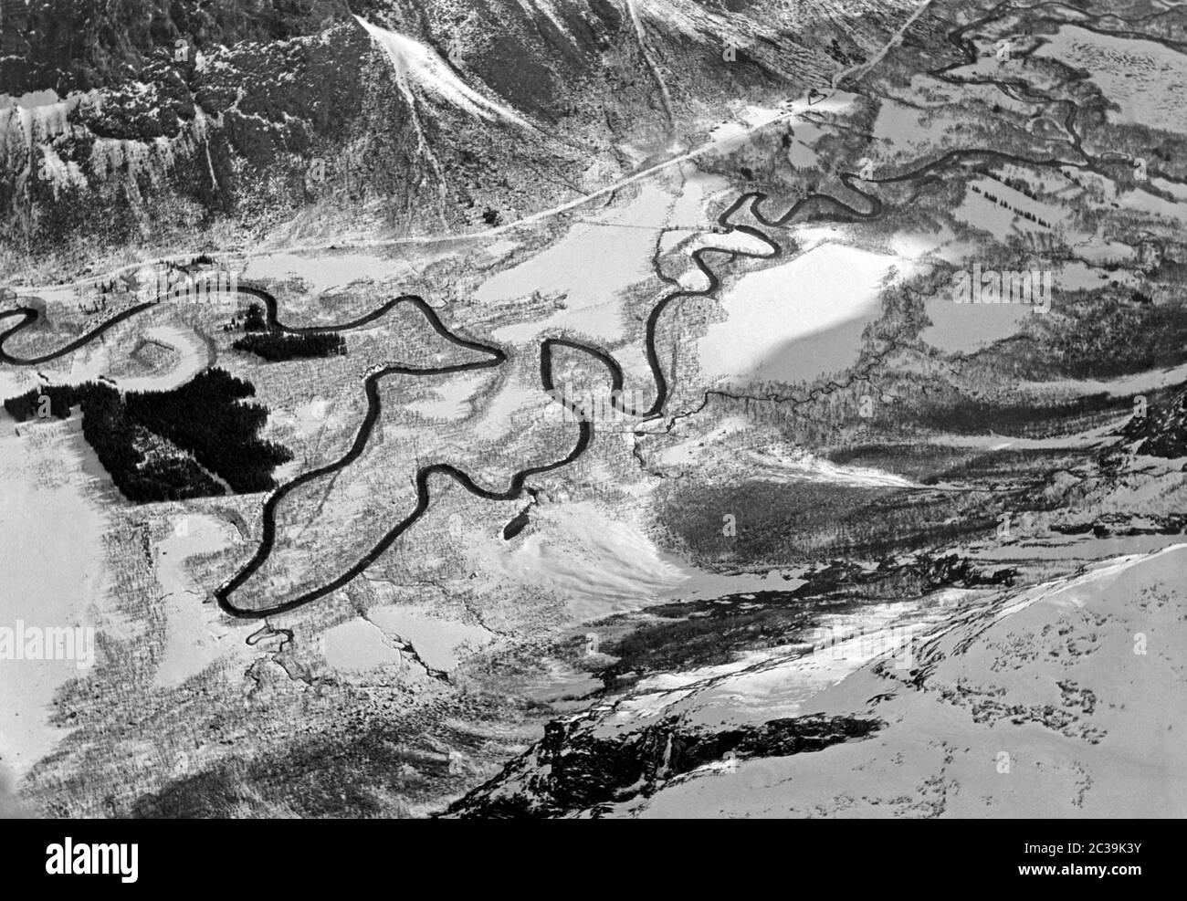 Schlangenförmiger Fluss in Nordland, zwischen dem 67. Und 68. Breitengrad in Norwegen. Stockfoto
