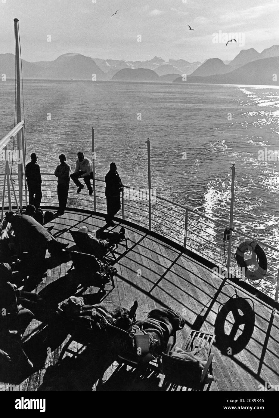Kreuzfahrt auf der europäischen Nordsee bei Norwegen. Die Urlauber sitzen in Liegestühlen auf der Terrasse. Undatierte Aufnahme, ca. 1960. Stockfoto