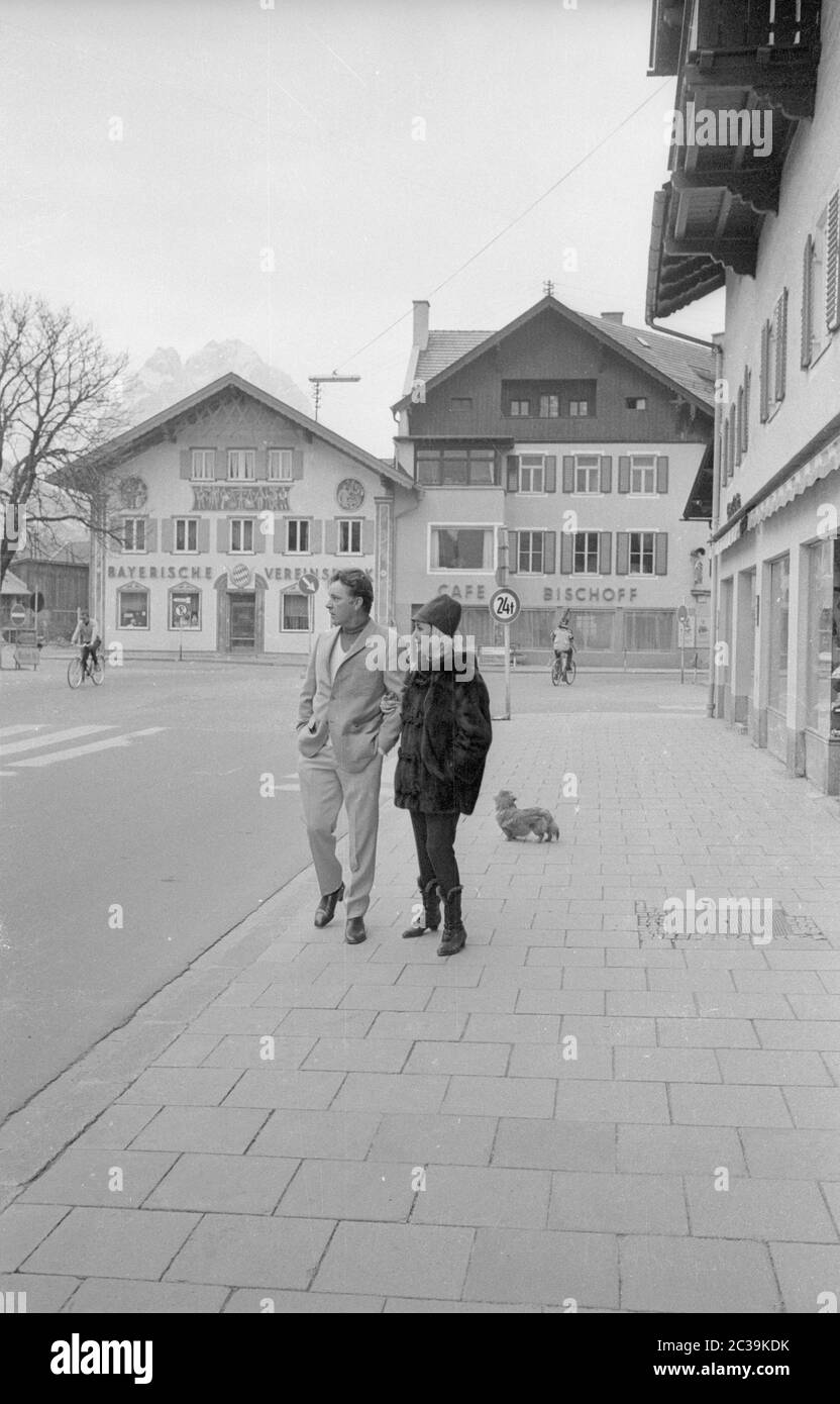 Elizabeth Taylor und Richard Burton machen einen Spaziergang in Garmisch-Wallgau während der Dreharbeiten zu Burtons Film "der Spion, der aus der Kälte kam". Stockfoto