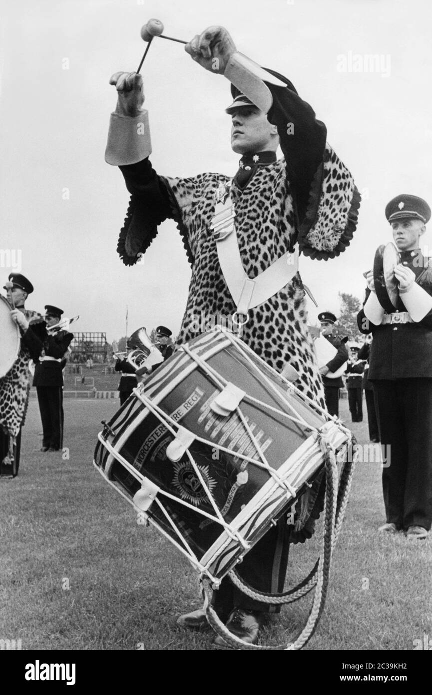Paukenspieler in Leopardenfell-Tuch bei einer Parade der britischen Armee. Stockfoto