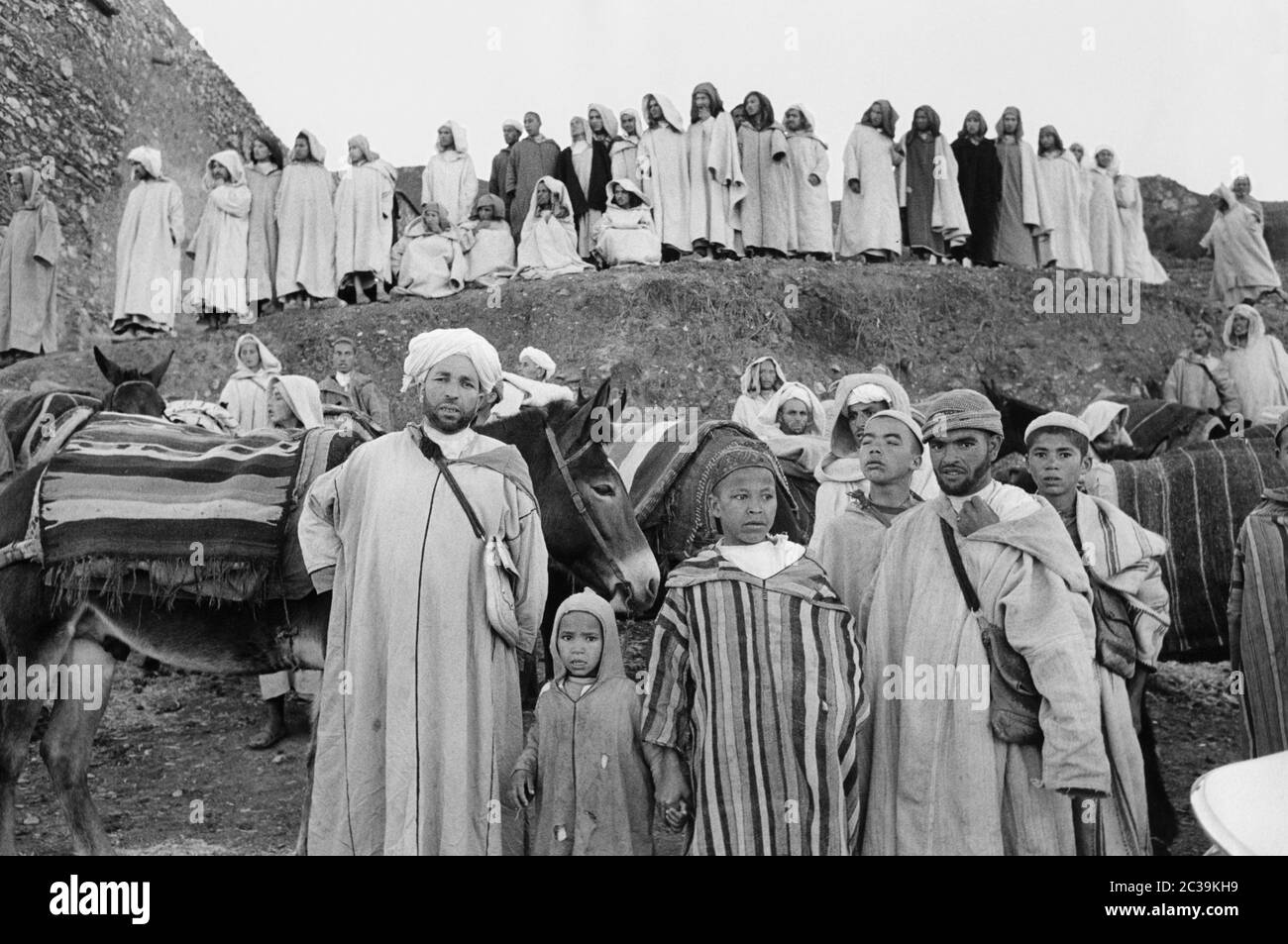 Beduinen / Berber begrüßen den marokkanischen Prinzen Moulay Abdallah im Atlasgebirge. Stockfoto
