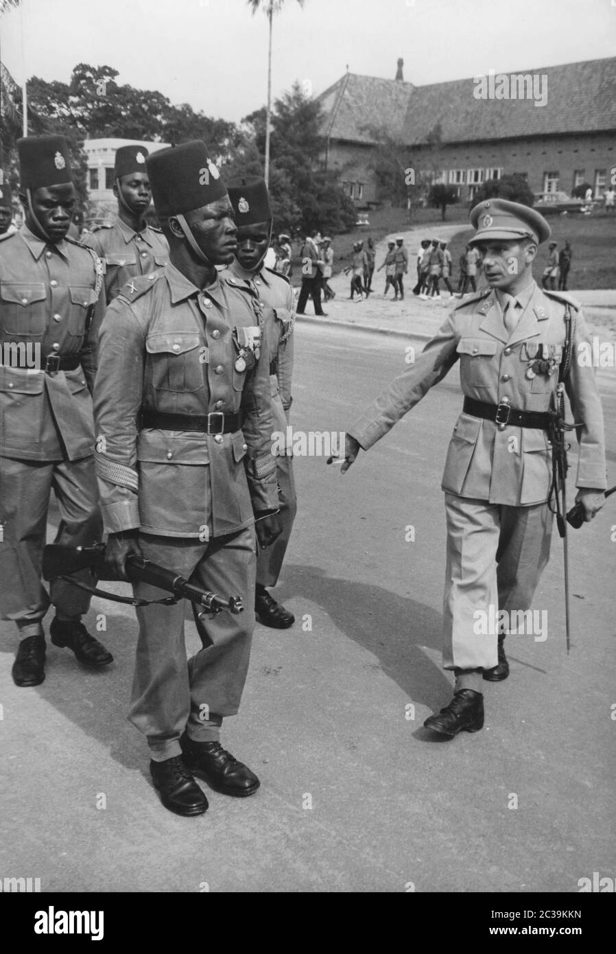 Ein belgischer Offizier mit Soldaten des Force Publique in der Kolonie Belgischer Kongo, heute Demokratische Republik Kongo. Stockfoto