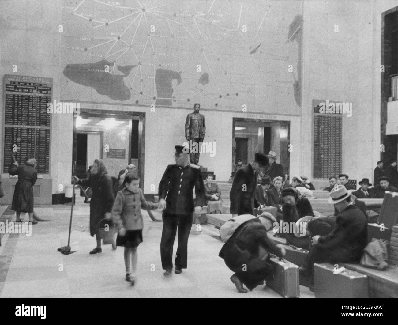 Blick in die Wartehalle des Flughafens Vnukovo. Im Hintergrund ist die Statue von Josef Stalin, die nach der Stalinrede 1956 mit einem Tuch bedeckt war. Undatierte Aufnahme, aber wahrscheinlich während Adenauers Reise nach Moskau aufgenommen. Stockfoto