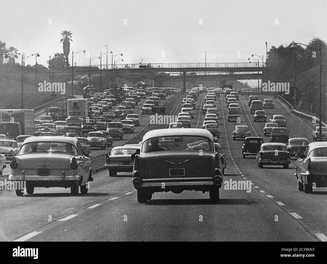 Stau und starker Verkehr auf einer Autobahn in Los Angeles in den 1960er Jahren. In der Mitte des Bildes ist ein Chevrolet. Stockfoto