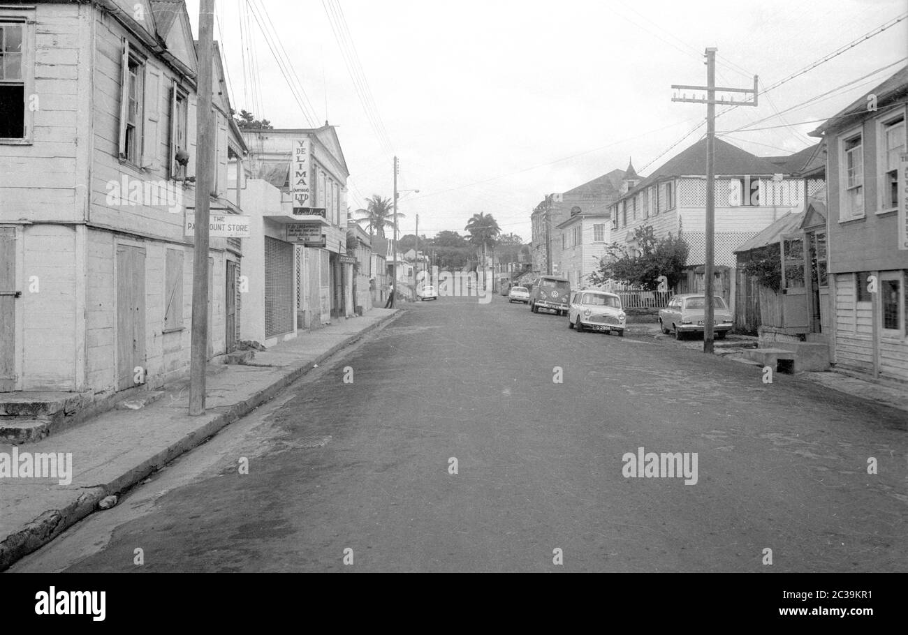 Straße auf der karibischen Insel Antigua, die bis 1981 eine englische Kolonie war. Stockfoto