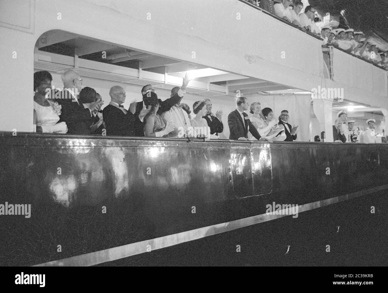 1966 besuchte die britische Königin Elizabeth II. Die karibische Insel Antigua. Antigua war bis 1981 Teil des britischen Kolonialreiches. Auf dem Foto winken Elizabeth und ihre Gefährten von einem Balkon zu einer jubelnden Menge. Stockfoto