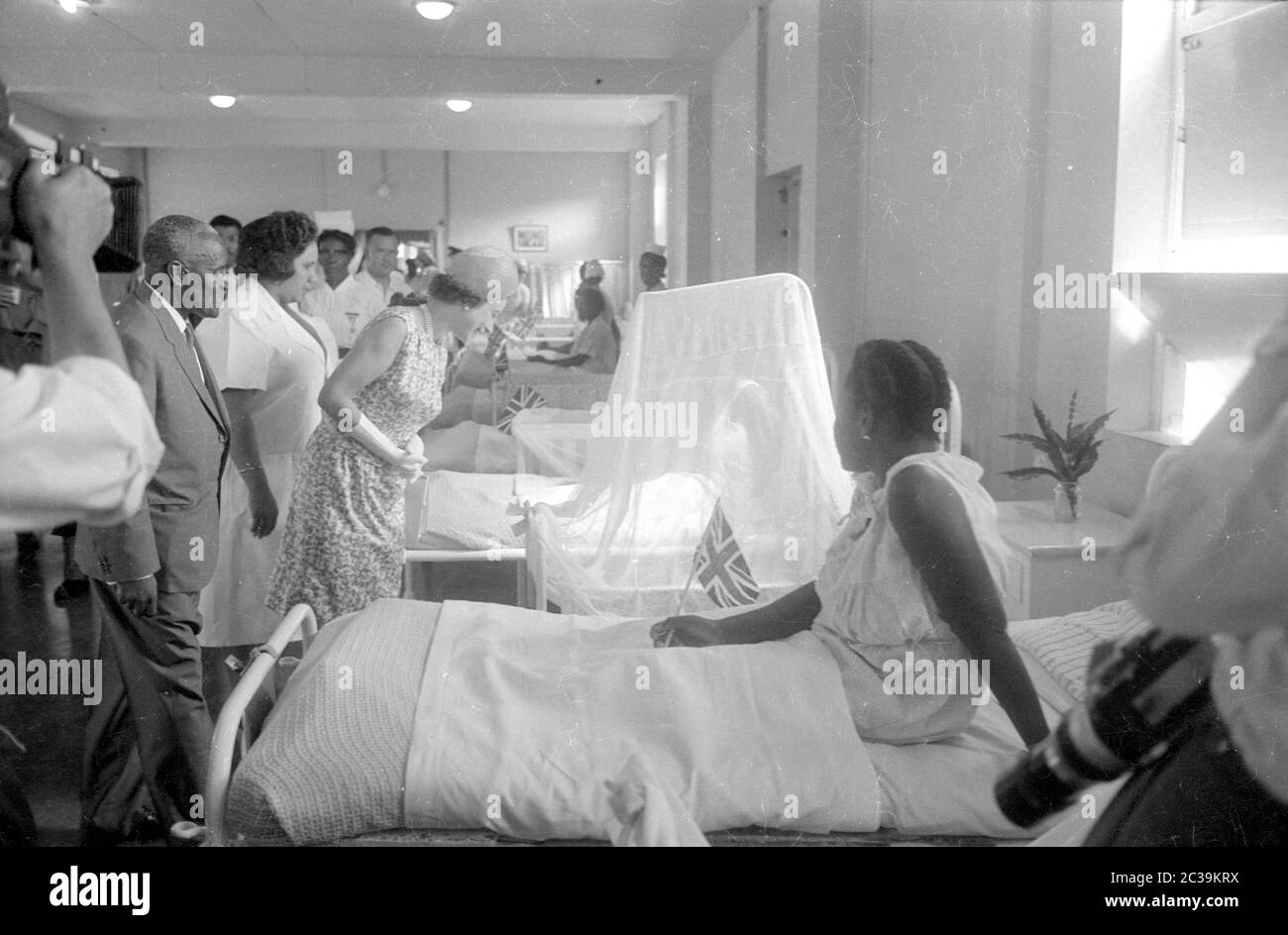 Die junge britische Königin Elizabeth II. Bei einem Krankenhausbesuch auf der karibischen Insel Antigua, die bis 1981 Teil des britischen Kolonialreiches war. Stockfoto