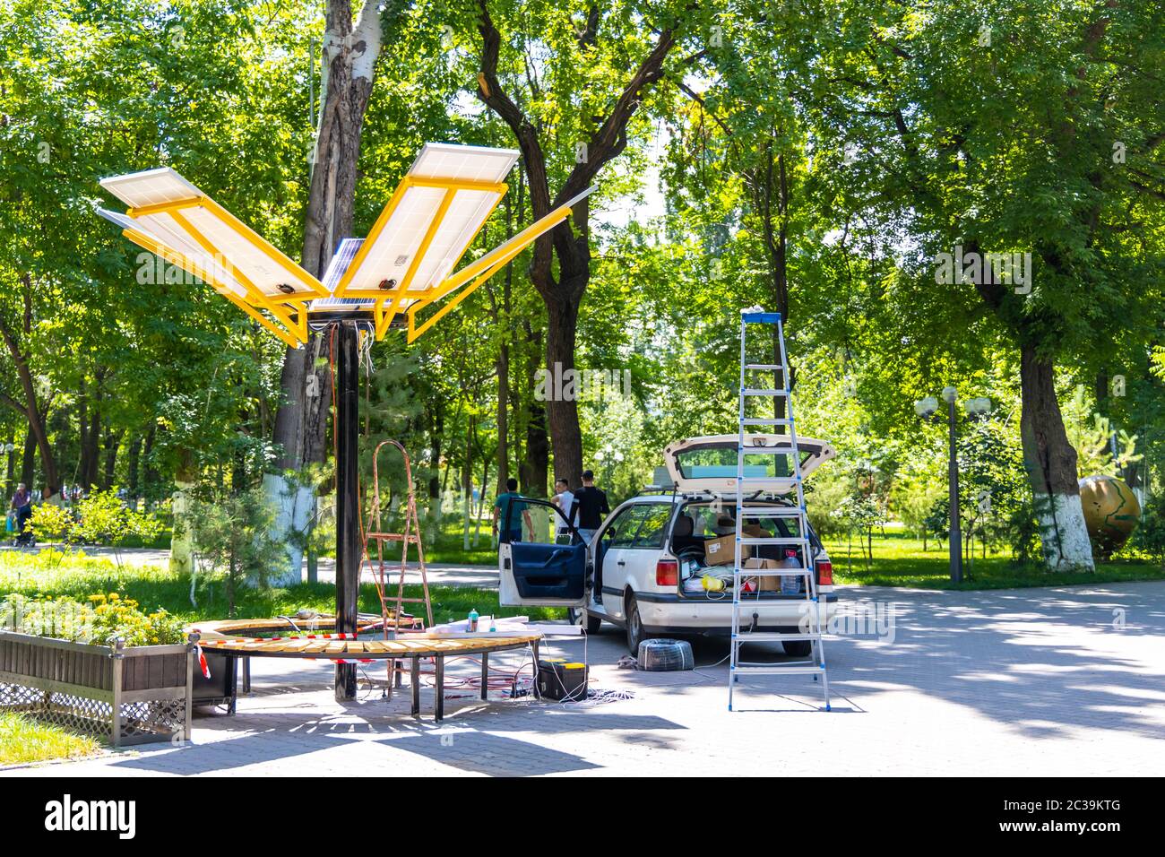 Solarpaneele Installation im A Park. Stockfoto