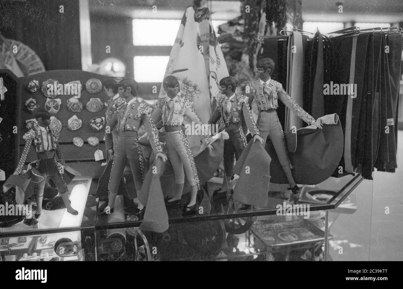 Spanische Stierkämpfer in traditioneller Tracht in Form von Barbie-Puppen  am Flughafen Madrid Stockfotografie - Alamy