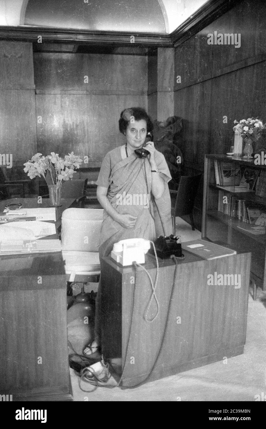 Die indische Premierministerin Indira Gandhi in ihrem Büro in Neu Delhi. Stockfoto