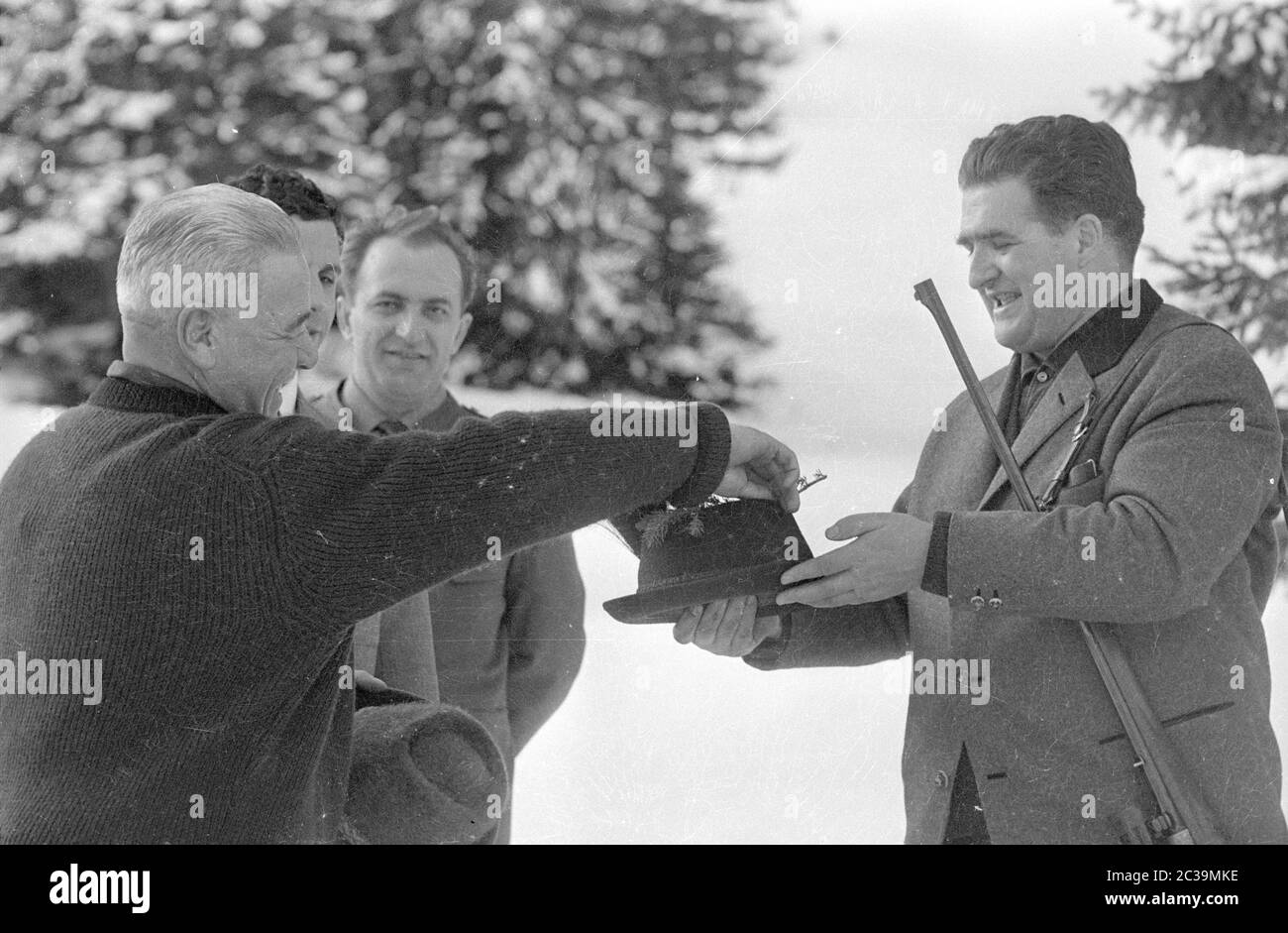 Bei einem Besuch in Schruns in Österreich will der rumänische Ministerpräsident Ion Gheorghe Maurer im Jagdgebiet von Dr. Bertsch eine Gämse jagen: Maurer (links) erhält den Zweig nach der Jagd auf ein Wild. Stockfoto