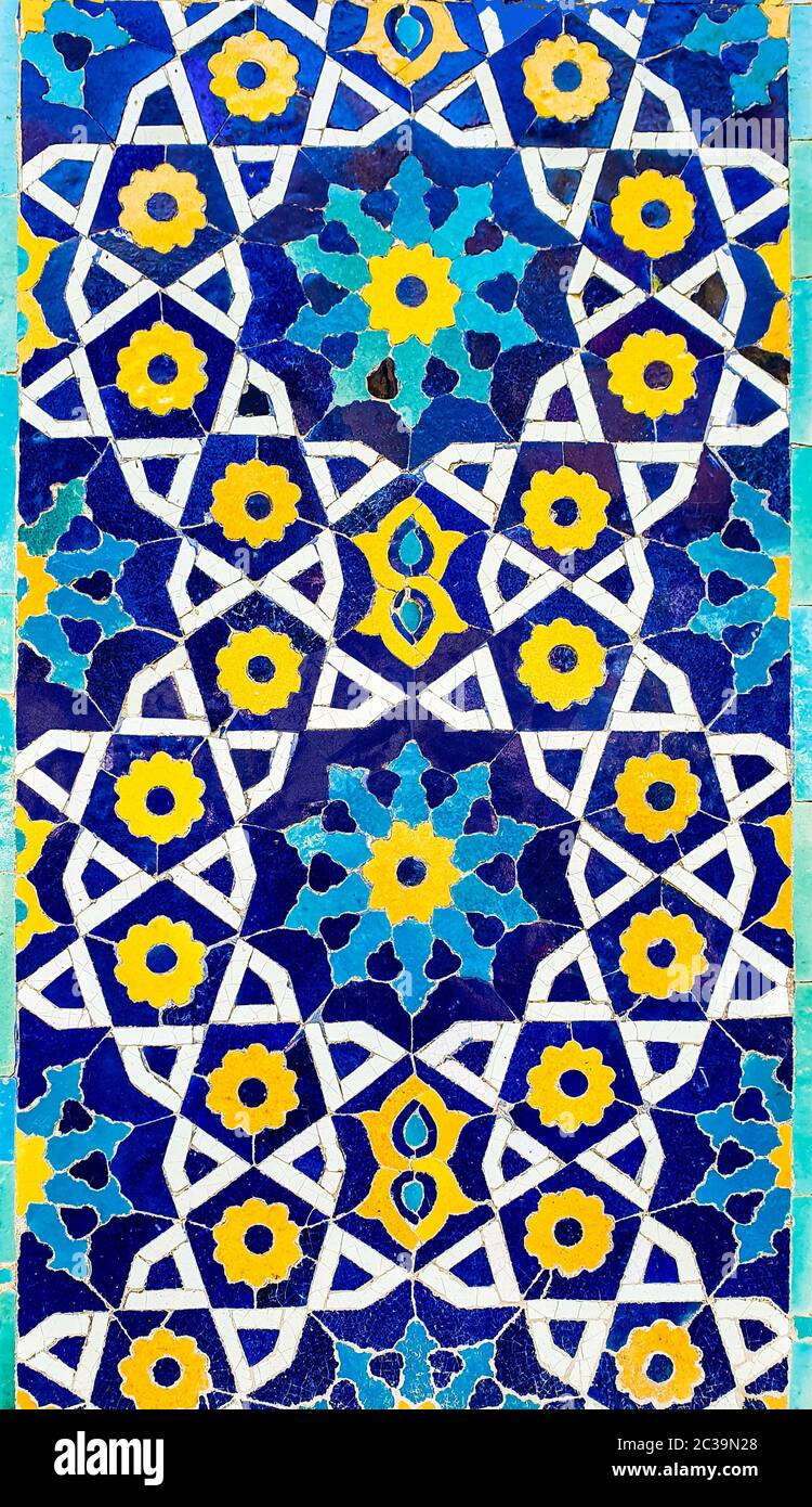 Traditionelles usbekisches Muster auf der Keramikfliesen an der Wand der Moschee, Hintergrund Stockfoto