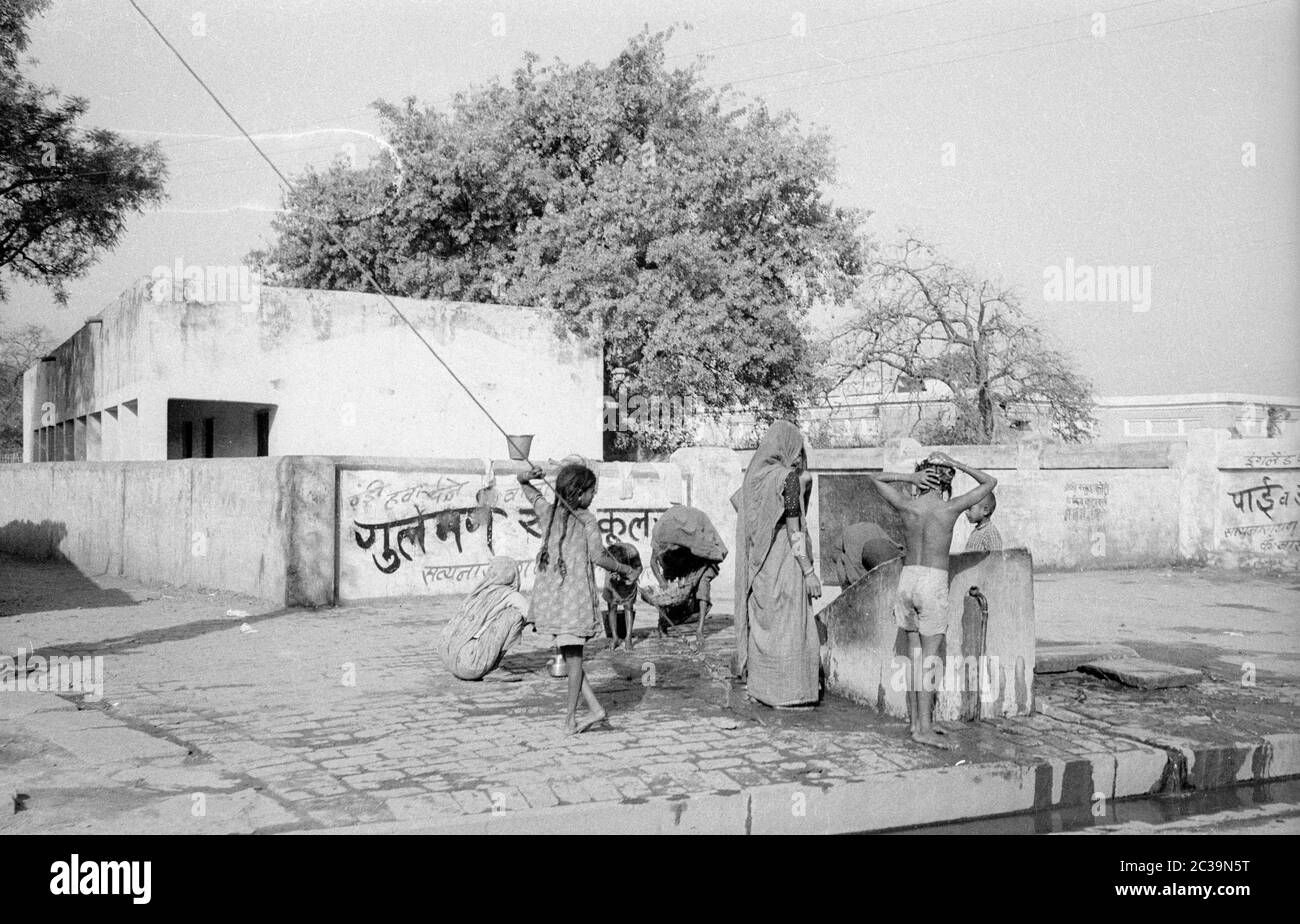 Bewohner der indischen Stadt Benares, die Wasser aus dem Brunnen nimmt. Stockfoto