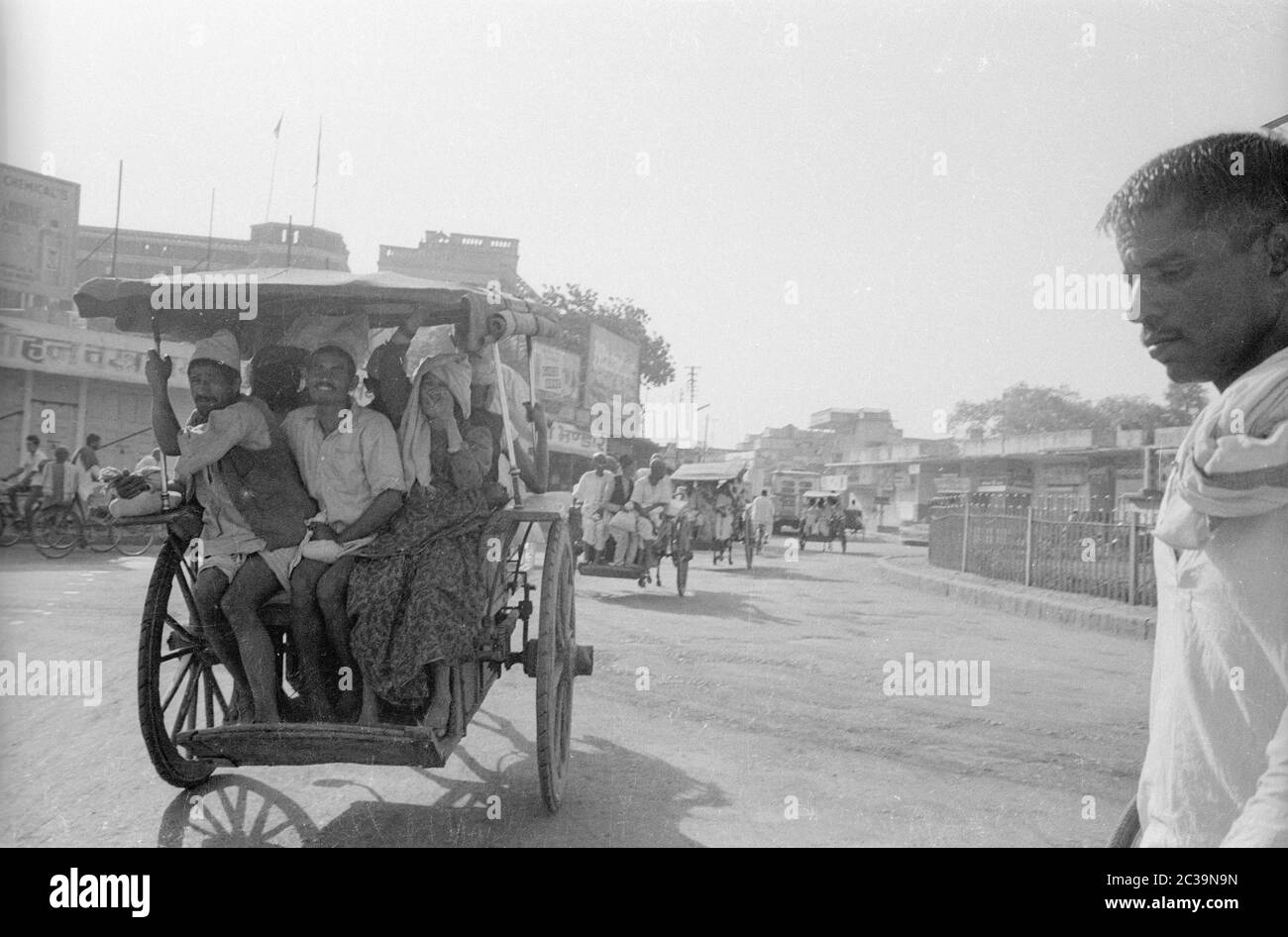 Bewohner der indischen Stadt Benares auf Trolleys. Stockfoto