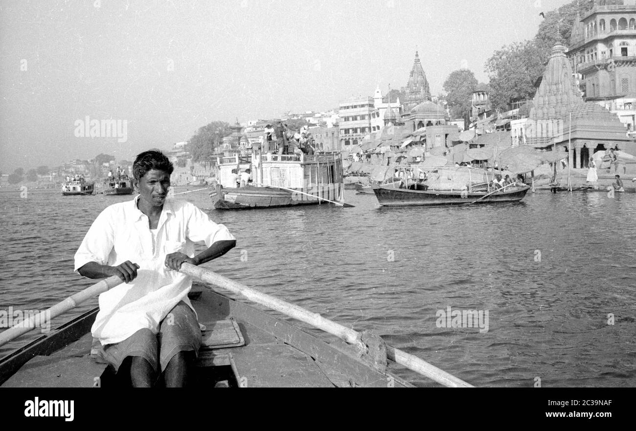 Ein Bewohner der indischen Stadt Benares rudert auf dem Ganges. Stockfoto