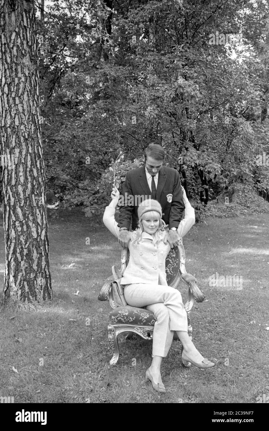 Elke Sommer mit ihrem Mann John Hyams in Berlin. Stockfoto