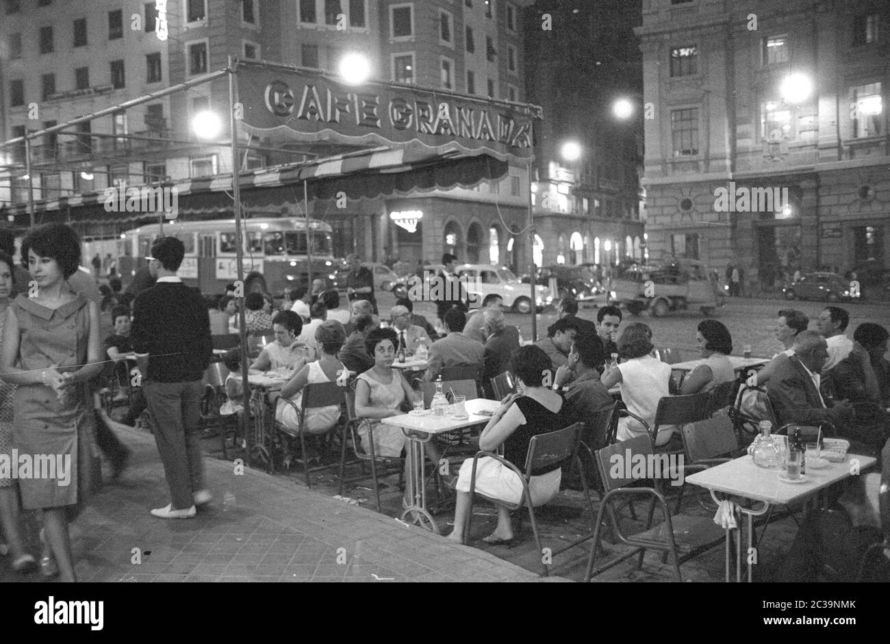 Der Außenbereich des voll besetzten Restaurants 'Cafe Granada' in einer Straße in Madrid. Stockfoto