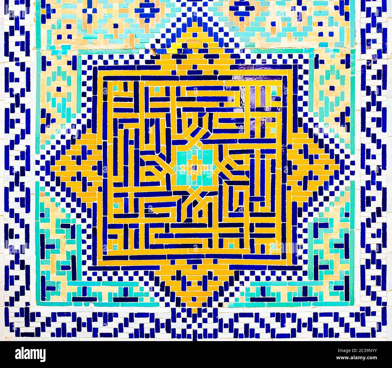 Traditionelles usbekisches Muster auf der Keramikfliesen an der Wand der Moschee, Hintergrund Stockfoto