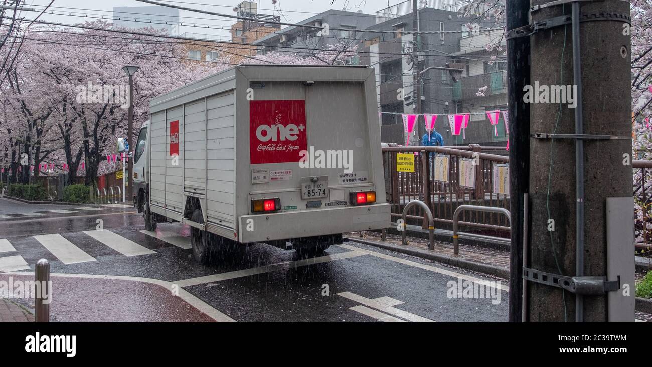 Coca Cola Lieferwagen in Nakameguro Nachbarschaft, Tokio, Japan. Stockfoto