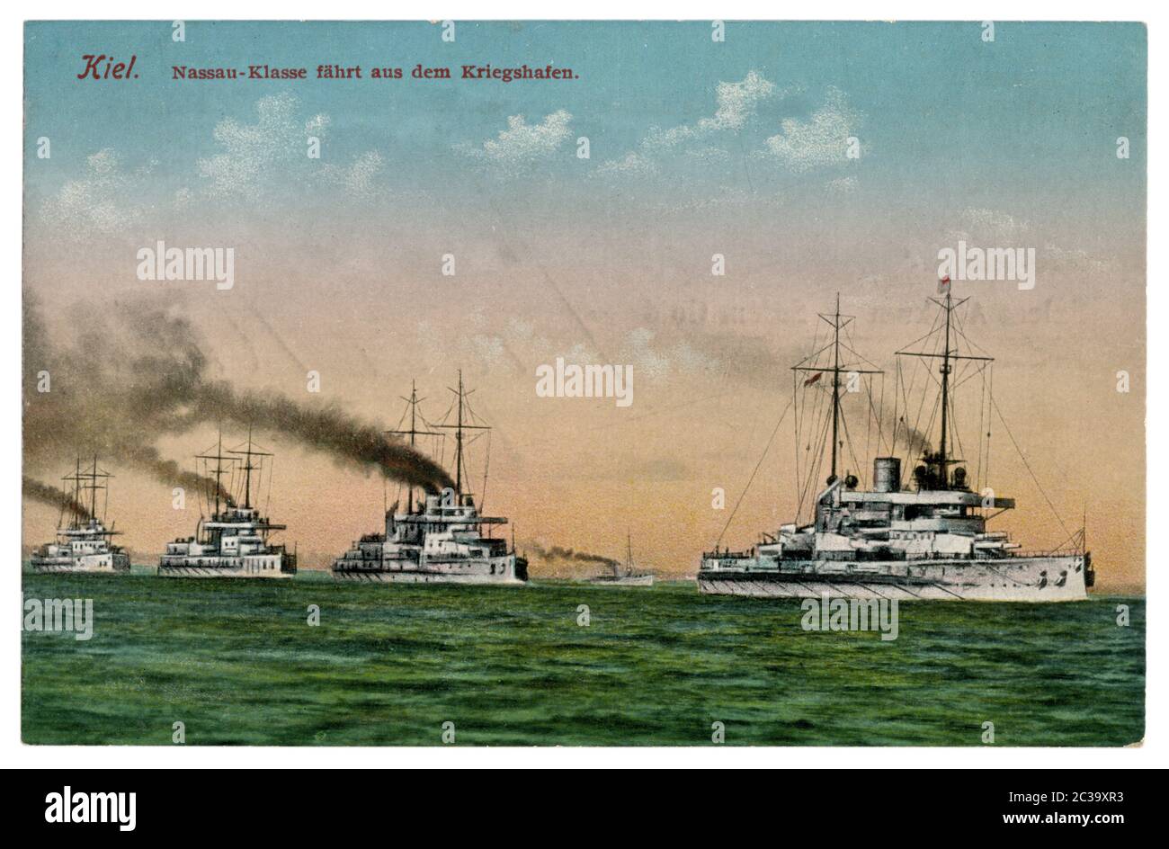 Deutsche historische Postkarte: Militärschiffe der Nassau-Klasse verlassen den Militärhafen Kiel. Koloriertes Foto, Weltkrieg eins 1914-1918. Deutsches Reich Stockfoto
