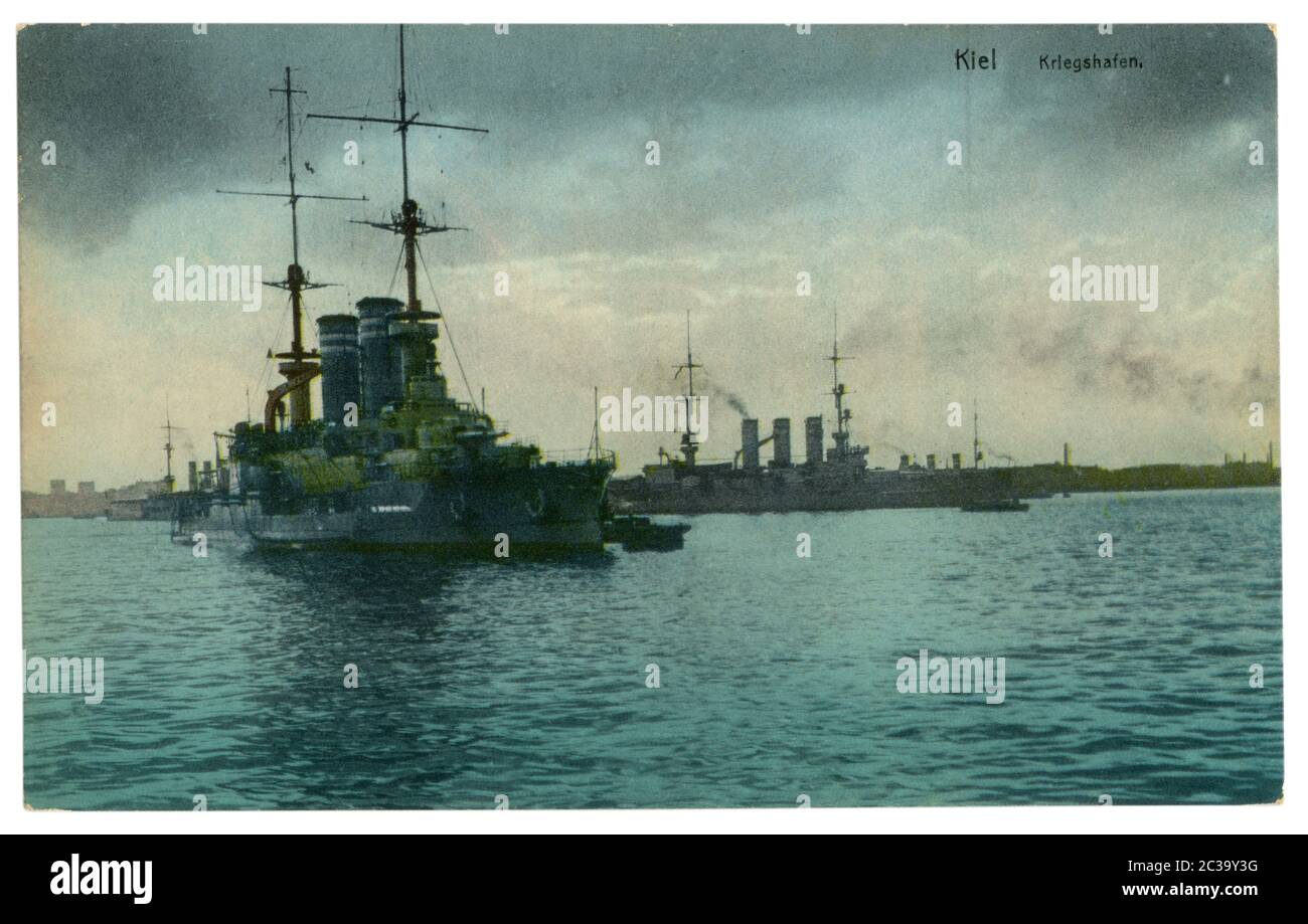 Deutsche historische Postkarte: Kriegsschiffe im Hafen von Kiel. Koloriertes Foto, Weltkrieg eins 1914-1918. Deutsches Reich Stockfoto