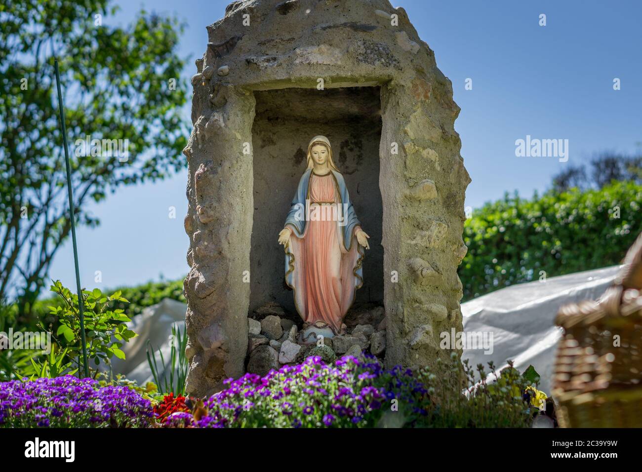 Madonna in einer Grotte Stockfoto