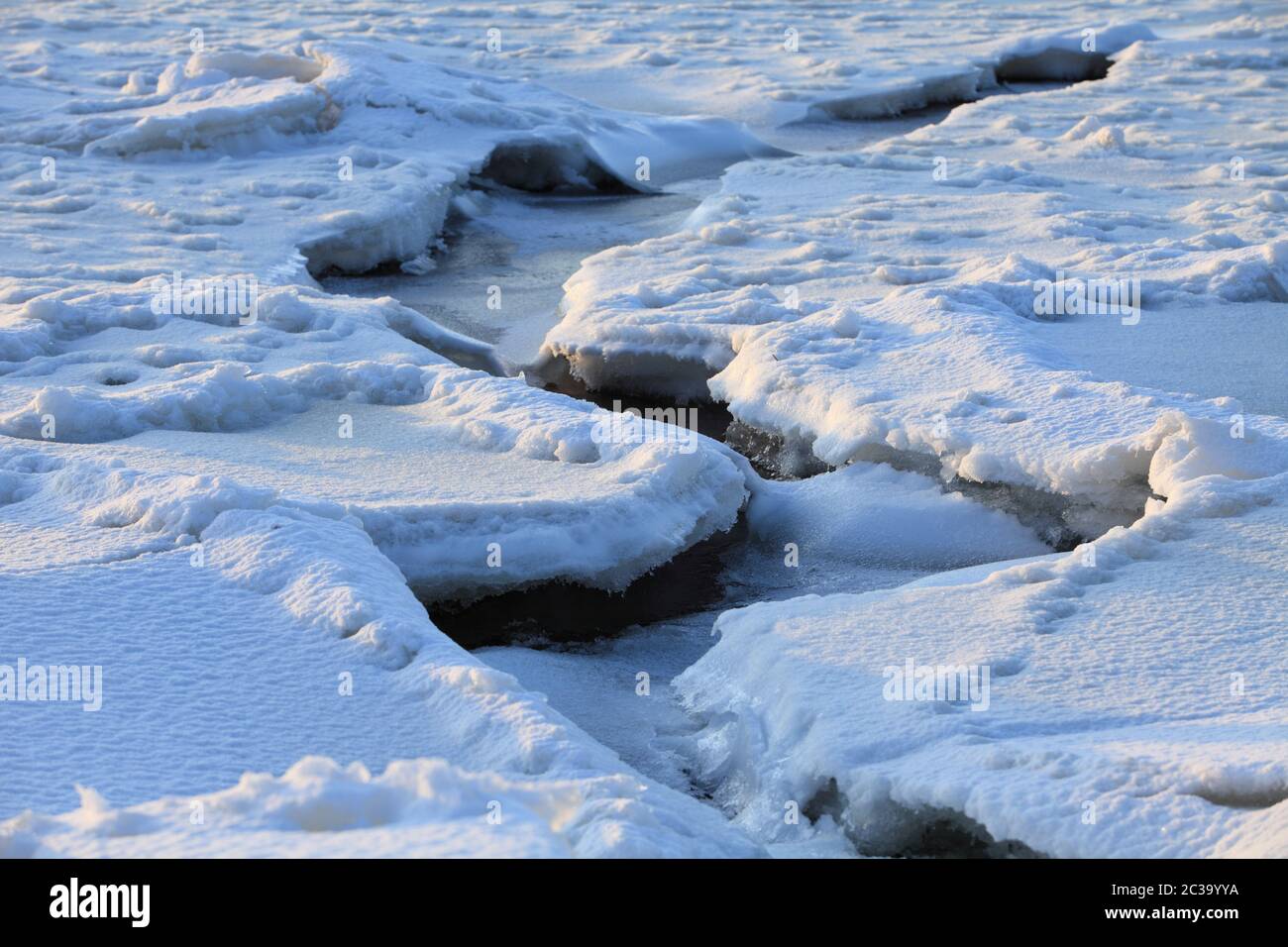 Winter, Crack auf dem Eis des Sees Stockfoto