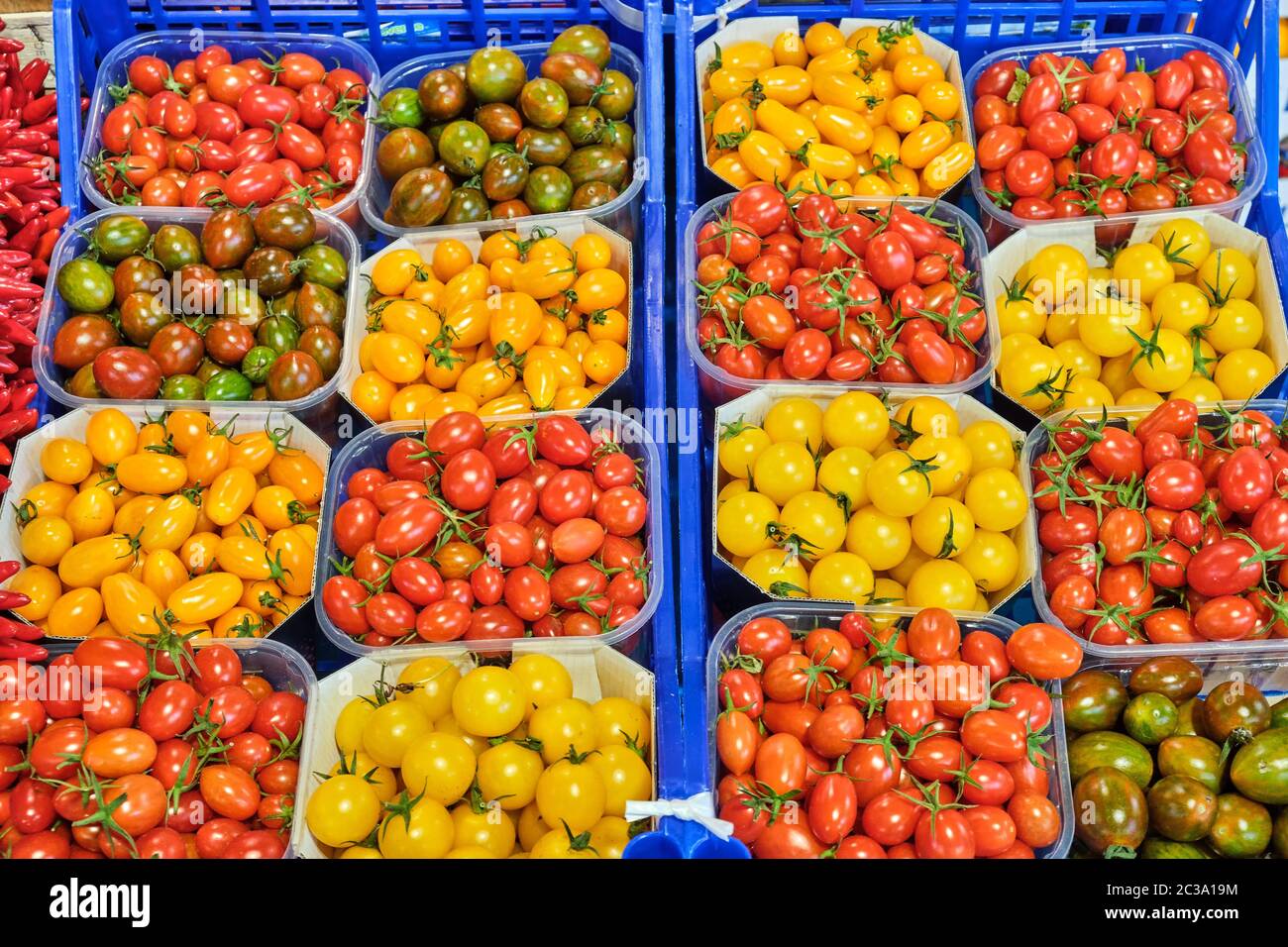 Kirschtomaten in verschiedenen Farben zum Verkauf auf einem Markt Stockfoto
