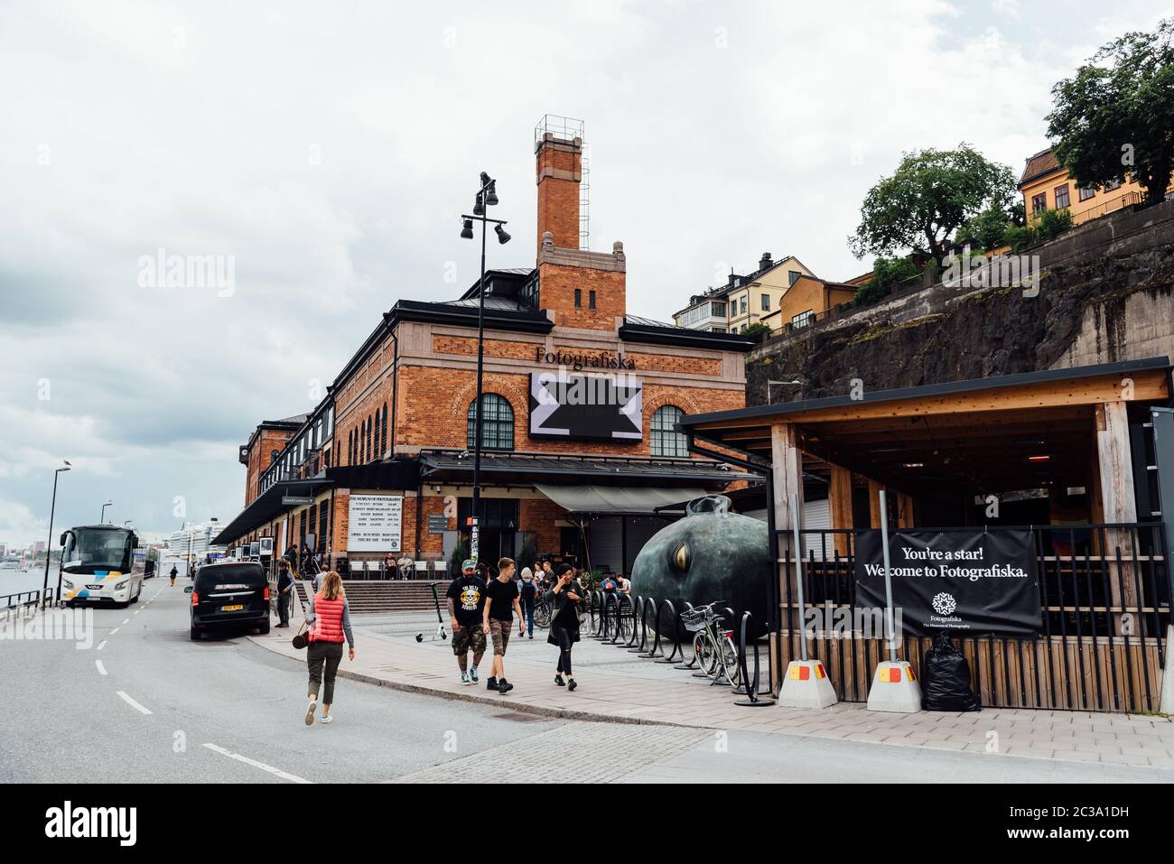 Stockholm, Schweden - 8. August 2019: Blick auf Fotografiska, ein Museum für zeitgenössische Fotografie im Stockholmer Stadtteil Sodermalm Stockfoto